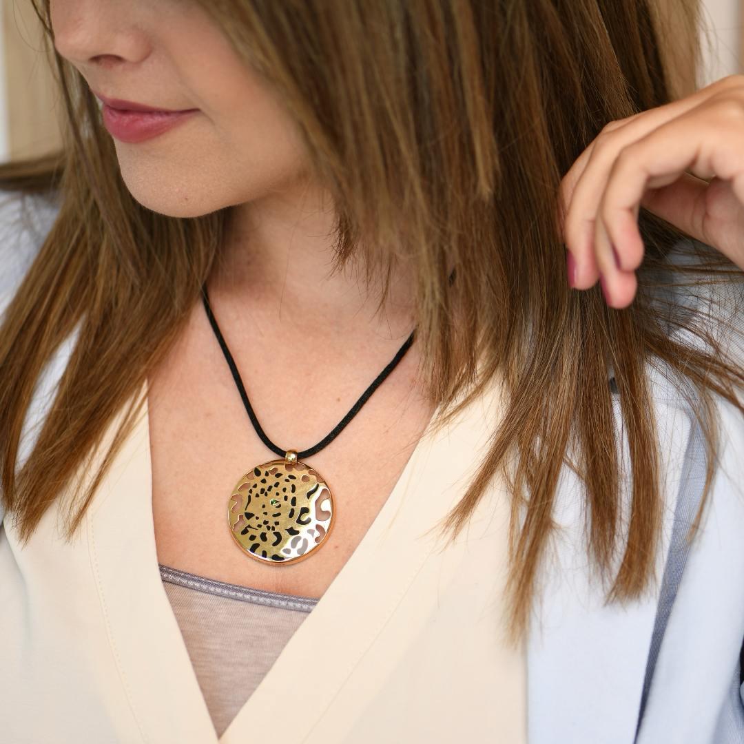 Taglio brillante Cartier Panthère Collana con ciondolo in oro giallo 18 carati con smalto e tsavorite in vendita