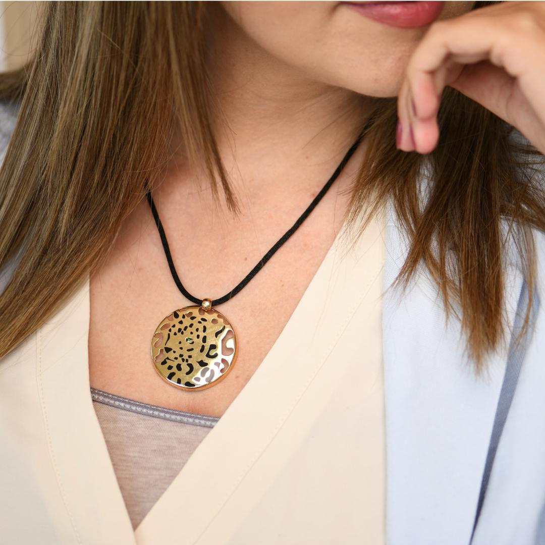 Cartier Panthère Collana con ciondolo in oro giallo 18 carati con smalto e tsavorite in vendita 3