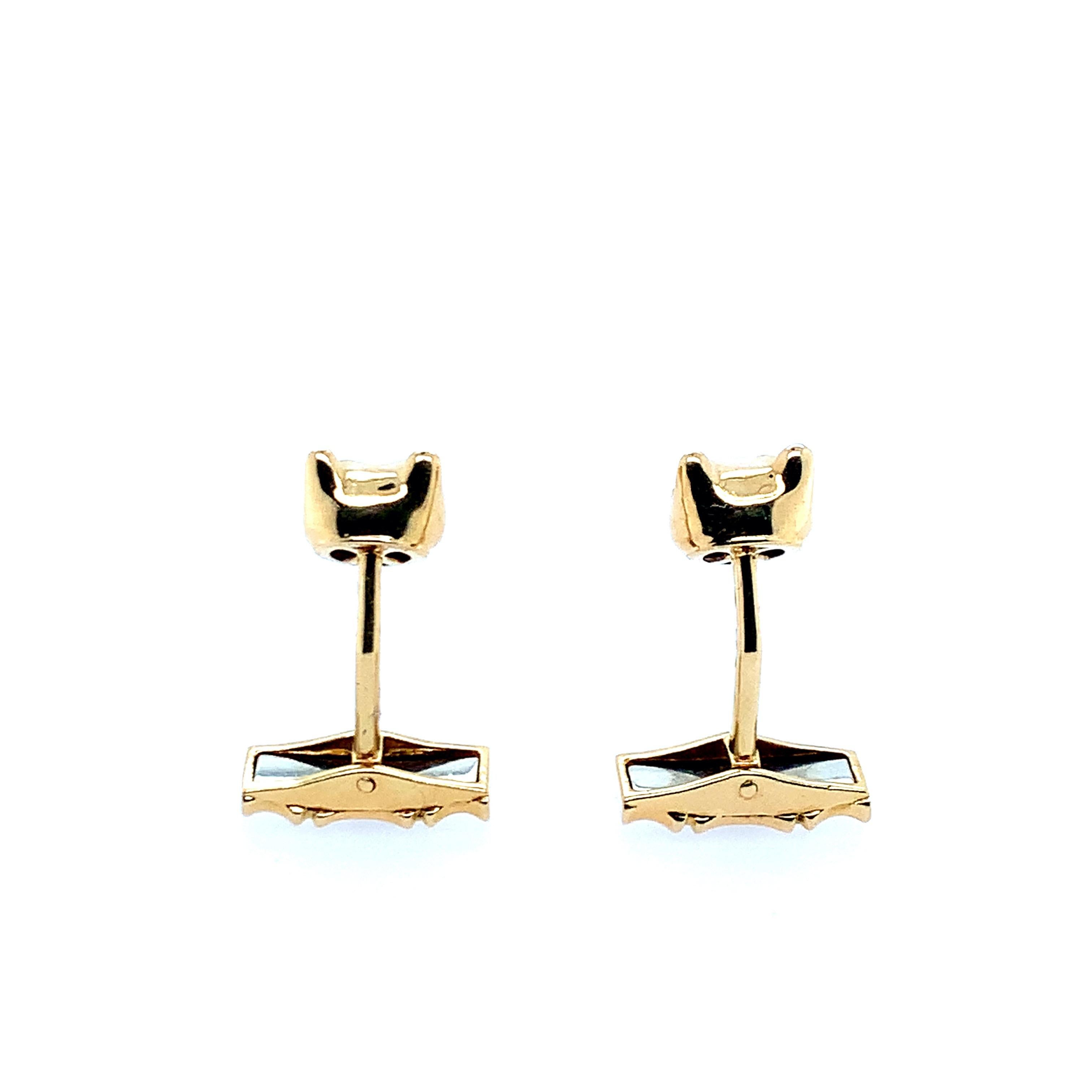 A classic Cartier motif, this panthére 18 karat gold cufflinks have emeralds for eyes and onyx for nose. Total weight: 13.0 grams. Length: 2.5 cm.

Serial No. 701678