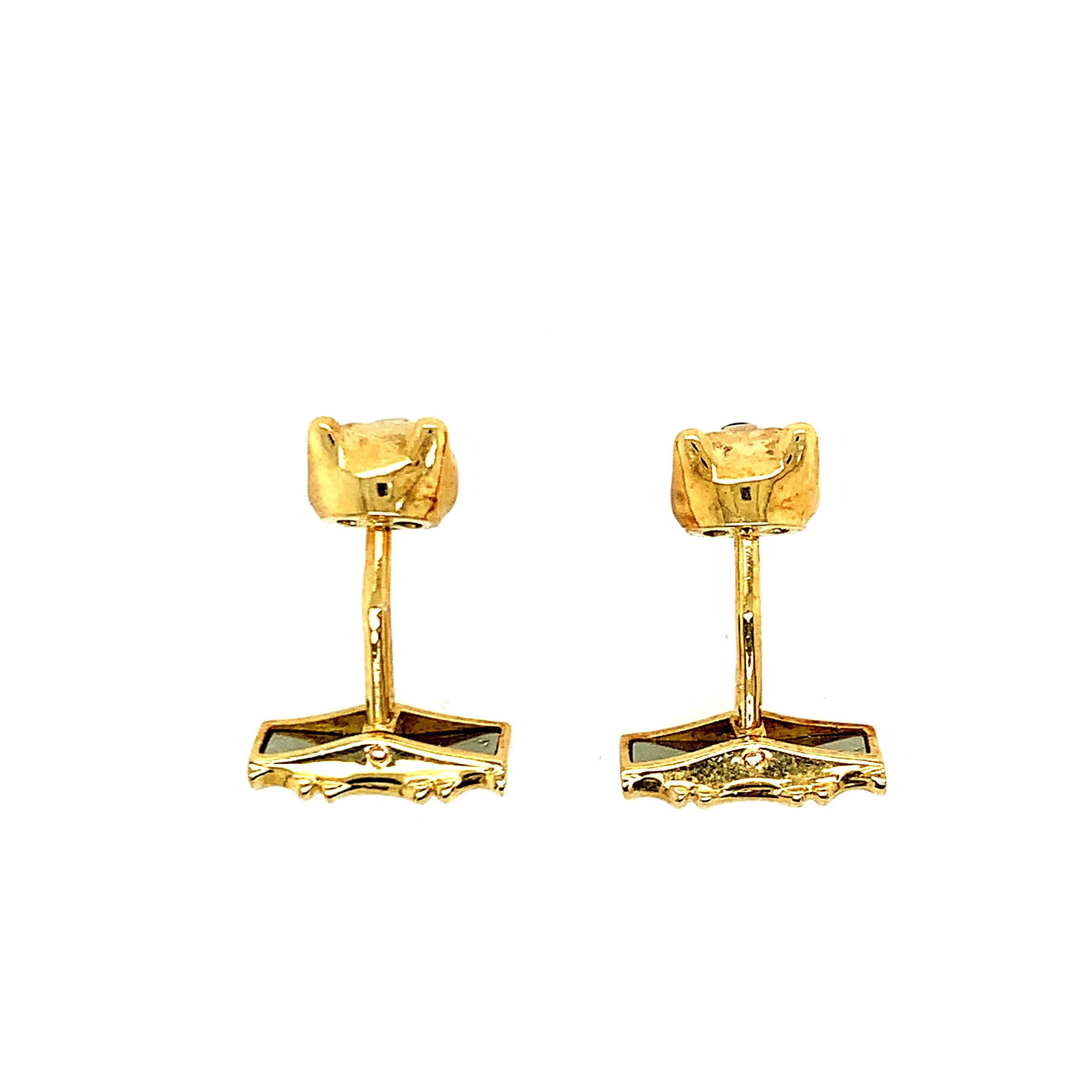 A classic Cartier motif, this panthére 18 karat gold cufflinks have emeralds for eyes and onyx for nose. Total weight: 12.3 grams. Length: 2.4 cm. 

Serial No. 660633