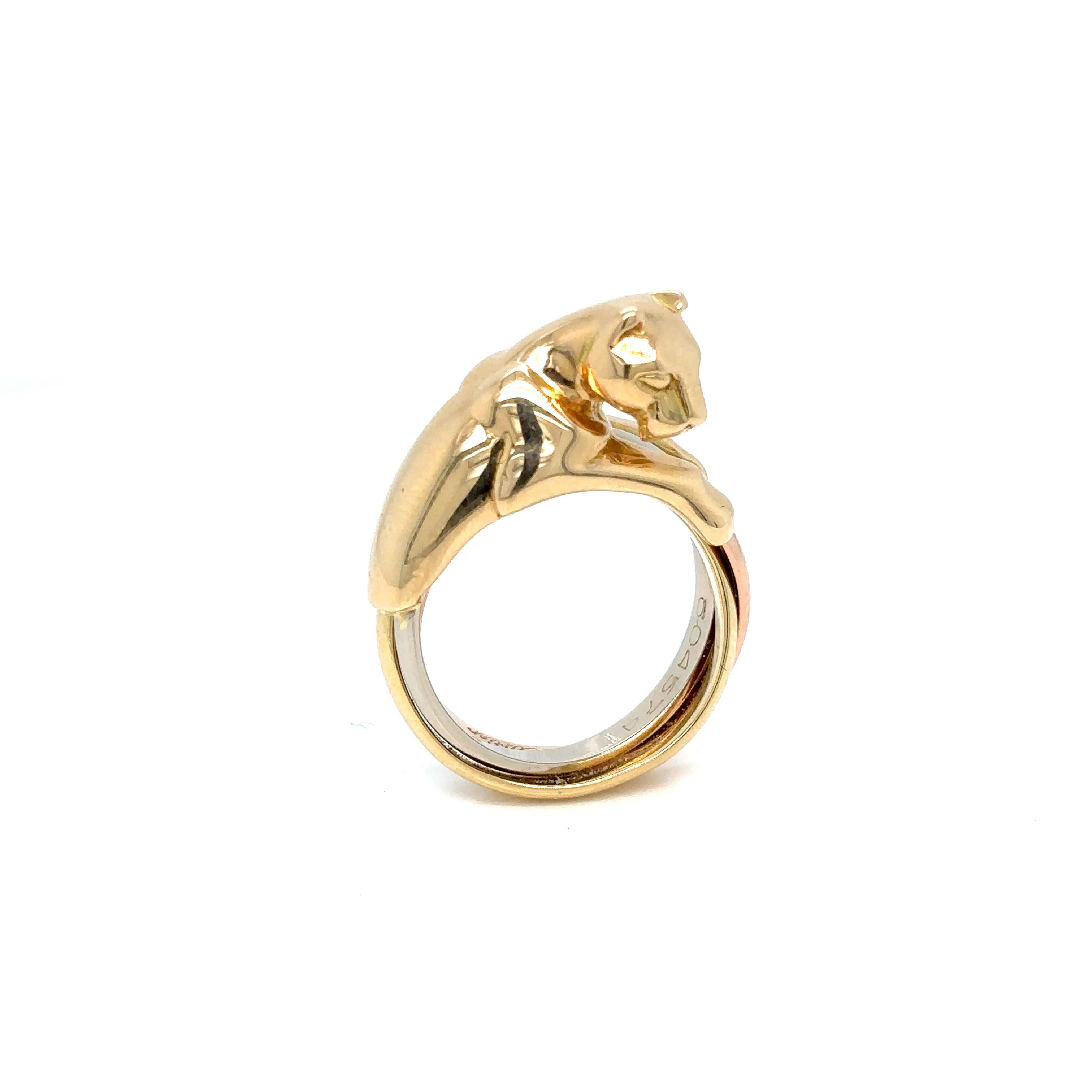 Ikonischer Ring Panthère de Cartier, Gelbgold 750/1000. Es verfügt über ein dreifarbiges Goldband.
Hergestellt in Frankreich, um 1980

Signiert Cartier 750, nummeriert, Adler und Goldschmiedekopfpunze auf dem Außenring.

Gewicht 13,6 Gramm
Größe