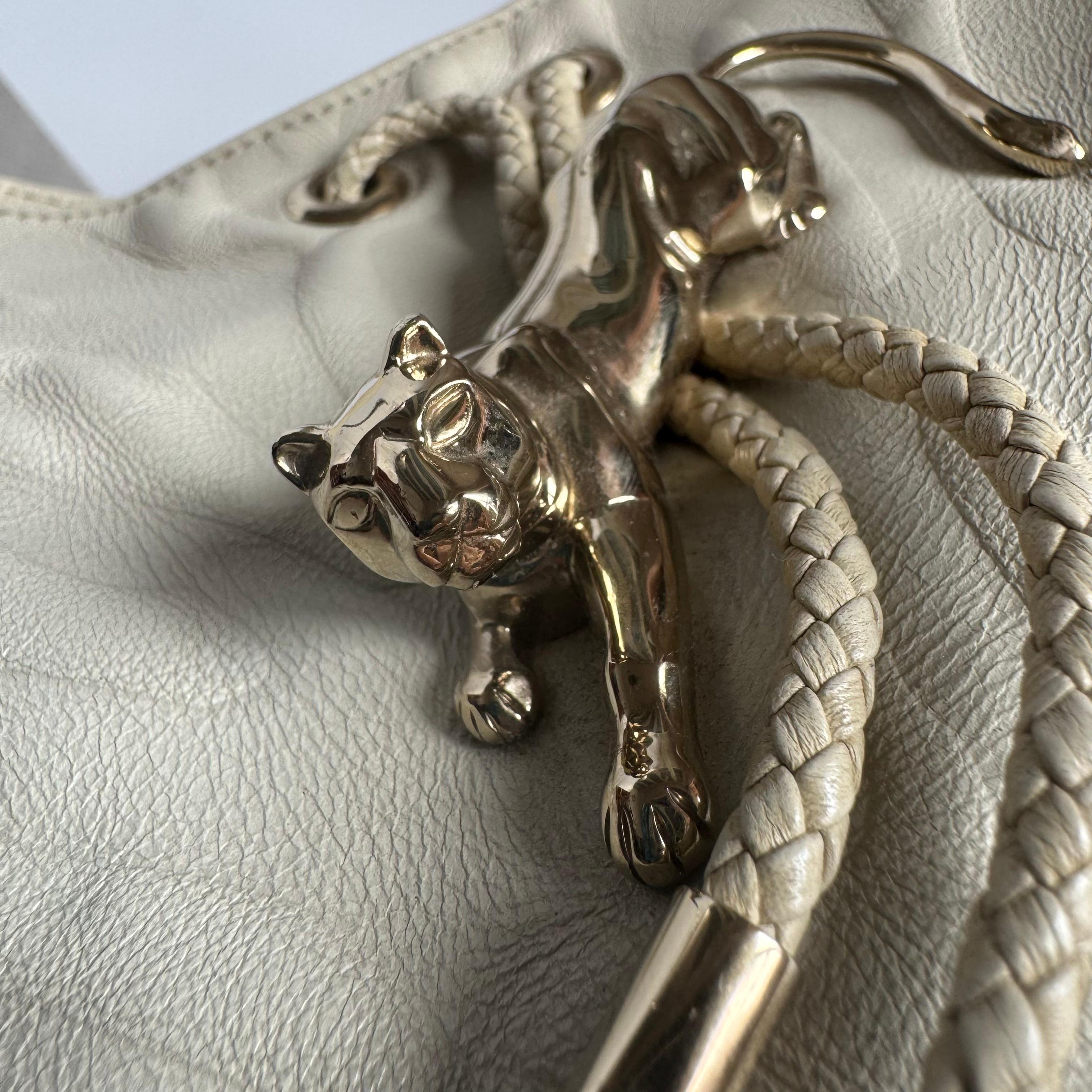 Cartier Panthere Hobo Borsa a tracolla Crema Pelle Bianca Hardware Oro
Queste sono foto professionali della borsa offerta da Luxbags.
La firma della miniatura della pantera sul davanti della borsa è un elemento di spicco che valorizzerà qualsiasi
