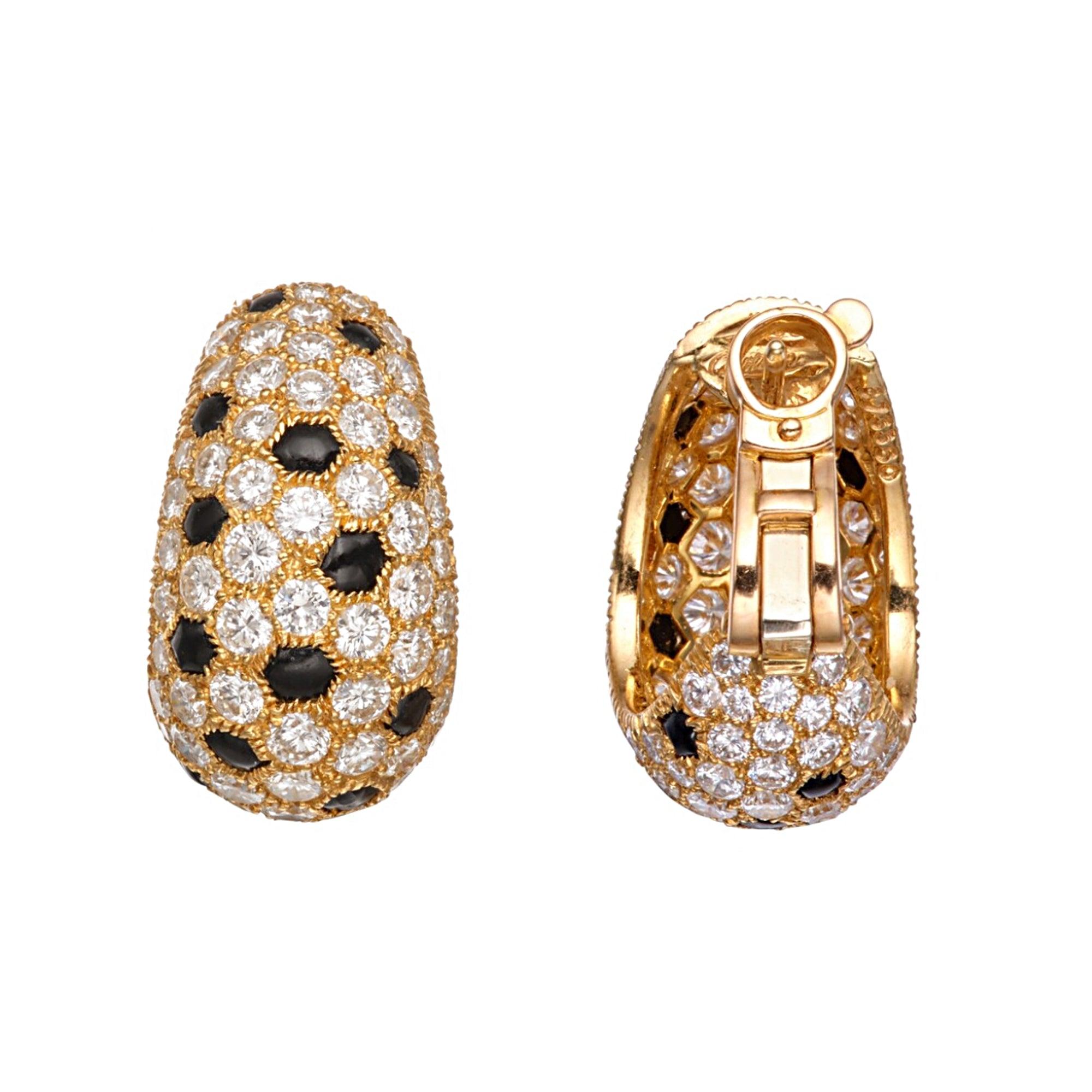 Les boucles d'oreilles en diamant et onyx de Cartier Panthère vintage French incarnent l'élégance classique avec une touche de modernité audacieuse. Conçue dans une silhouette de boucle intemporelle, chaque boucle d'oreille est sertie de diamants