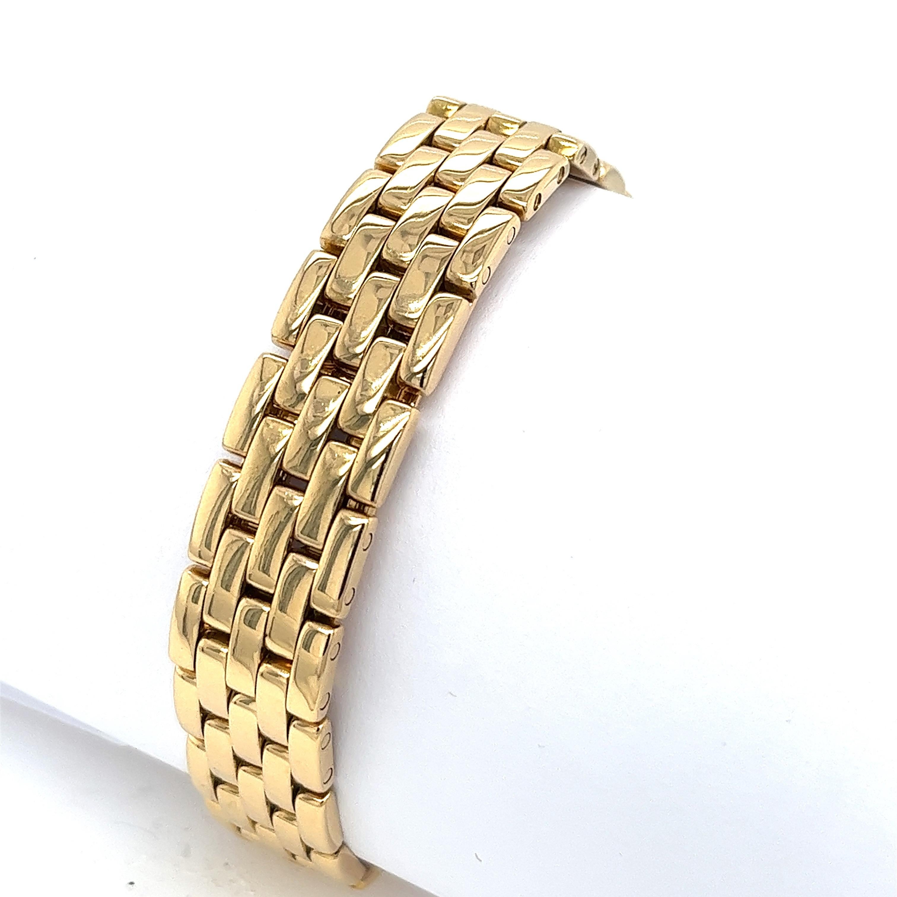 Diese luxuriöse Cartier Panthere Damenuhr ist ein Quadrat 22mm Größe 18ct Gelbgold mit Saphirglas mit verdeckter Doppelschließe. Der Zeitmesser strahlt Eleganz und Raffinesse aus und ist damit das ultimative Accessoire für jede Gelegenheit. Die
