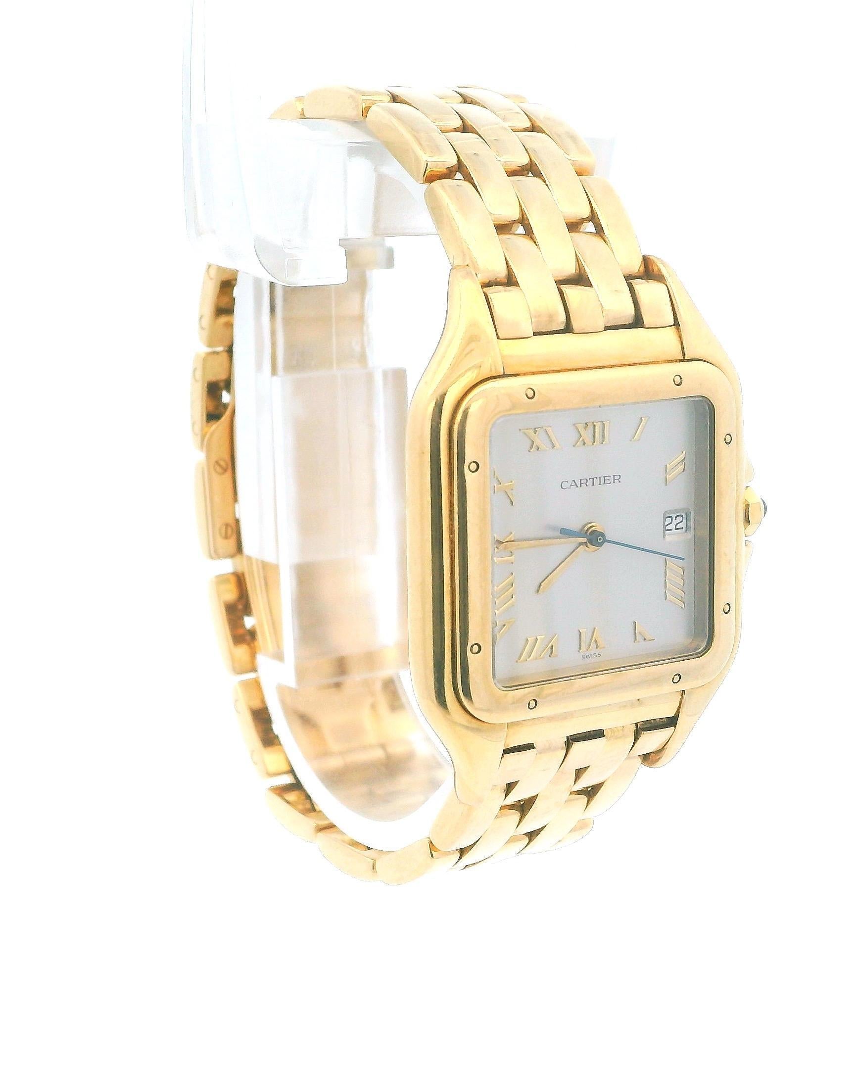 Cartier Panthère Large W25039L6 / 1060 Uhr. Diese Uhr hat ein 29 mm großes Gehäuse aus 18 Karat Gelbgold und eine glatte Lünette aus 18 Karat Gelbgold. Sie hat ein silbernes Zifferblatt mit goldfarbenen Stahlzeigern und goldenen Indexen mit