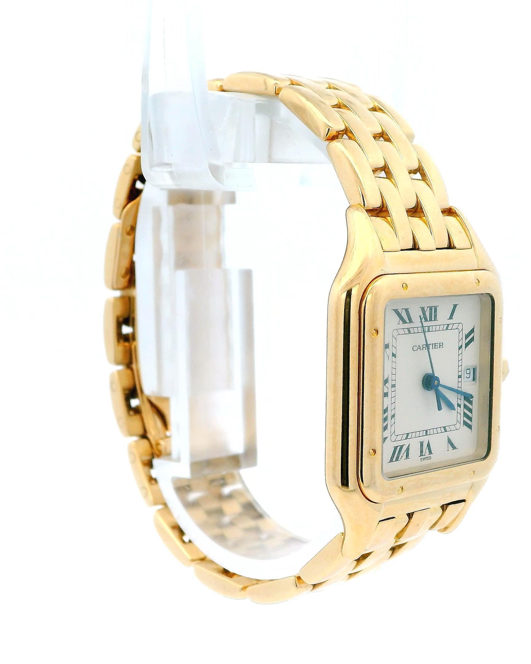 Este reloj tiene una caja de 29 mm de oro amarillo de 18 quilates con un bisel liso de oro amarillo de 18 quilates. La esfera de color marfil incluye agujas de acero azuladas e indicadores de hora en números romanos negros, con indicadores de