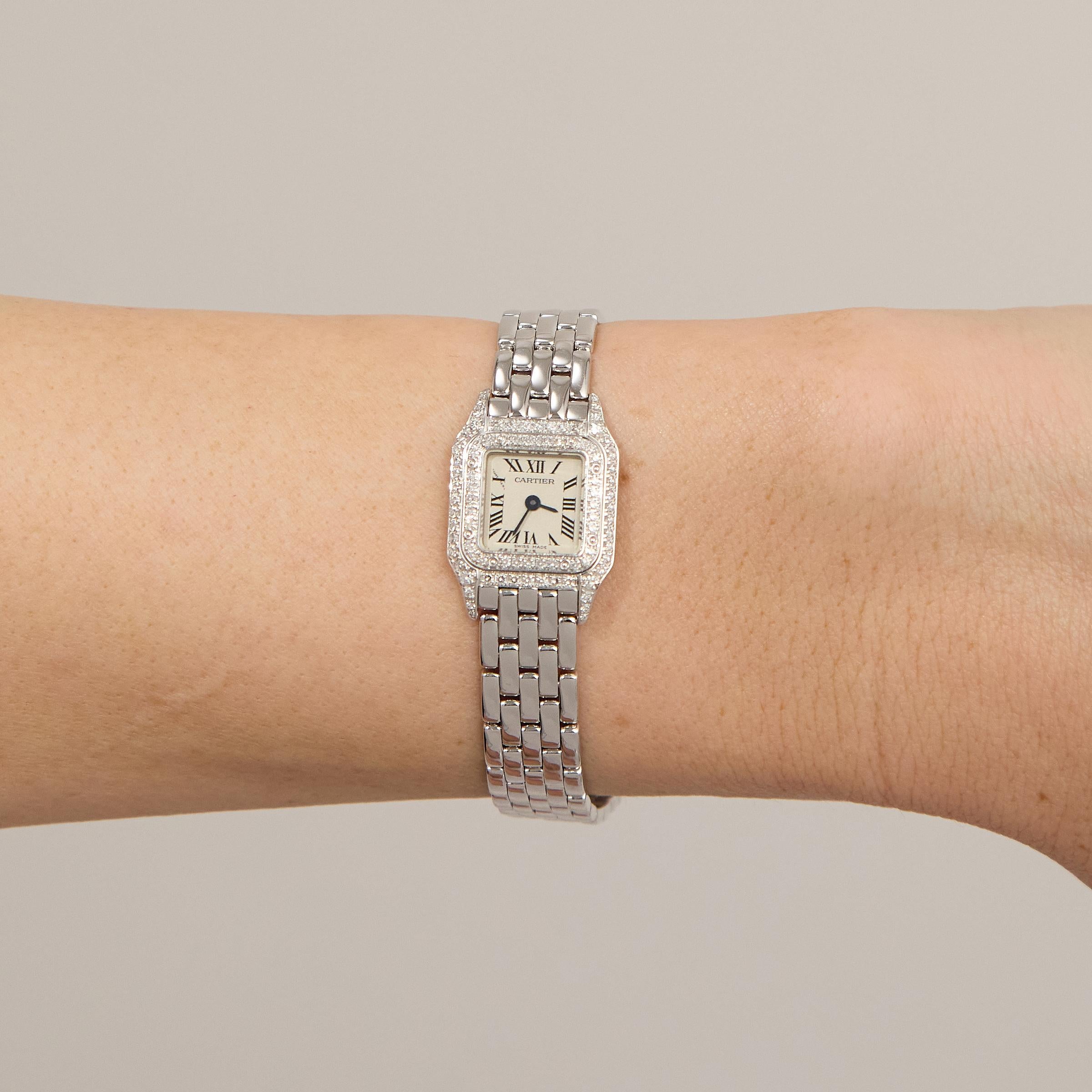 Cartier Panthère de Cartier Mini (ref. 2363) offre un'eleganza senza tempo in una forma raffinata e compatta. Realizzata in oro bianco 18 carati lucidato a specchio, la cassa da 25 mm x 17 mm presenta il caratteristico design quadrato arrotondato di