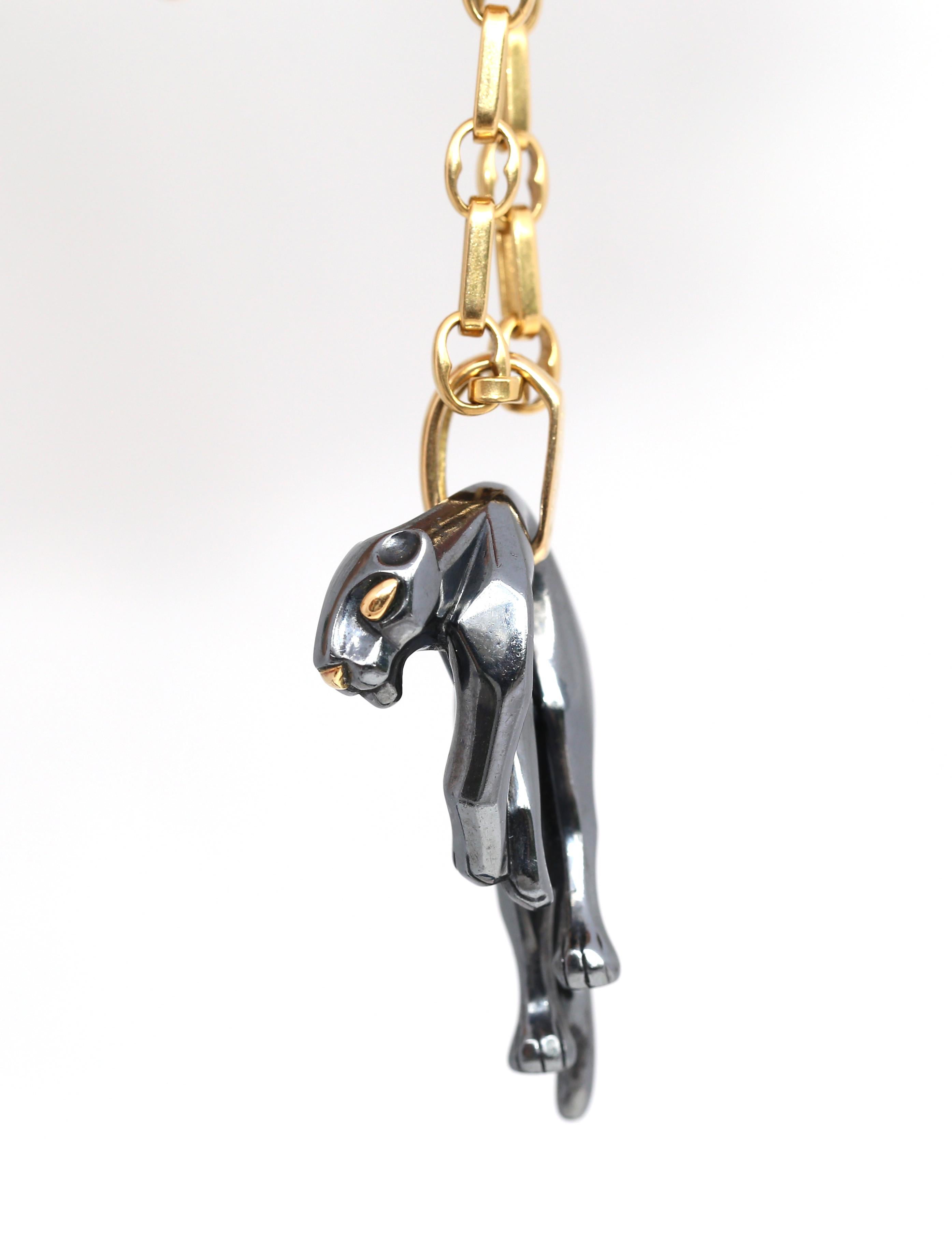 Cartier Panthère ist eines der bekanntesten Schmuckstücke der Welt. Gestempelt:: echt Cartier №263385. Mit original Cartier-Etui und zusätzlicher Pflegebox. Dieser Panther ist ein Symbol für Stil und Kunstfertigkeit. 
Cartier hat das eigentliche
