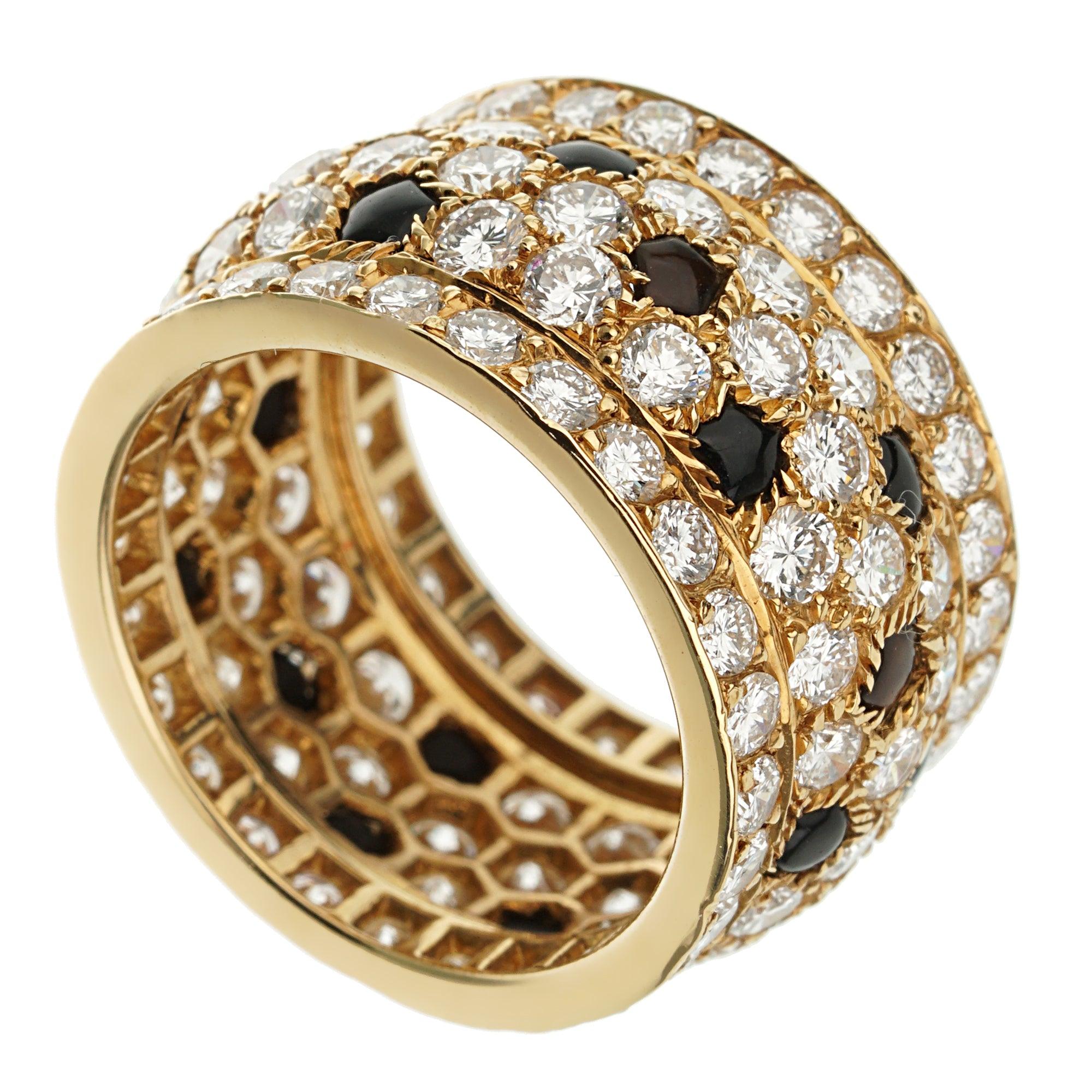 La bague Panthère Nigeria Diamond Onyx Yellow Gold Band Ring de Cartier est une création audacieuse et distinctive qui capture l'esprit du légendaire motif félin de Cartier. Réalisé en or jaune 18 carats, le bracelet présente une silhouette élégante