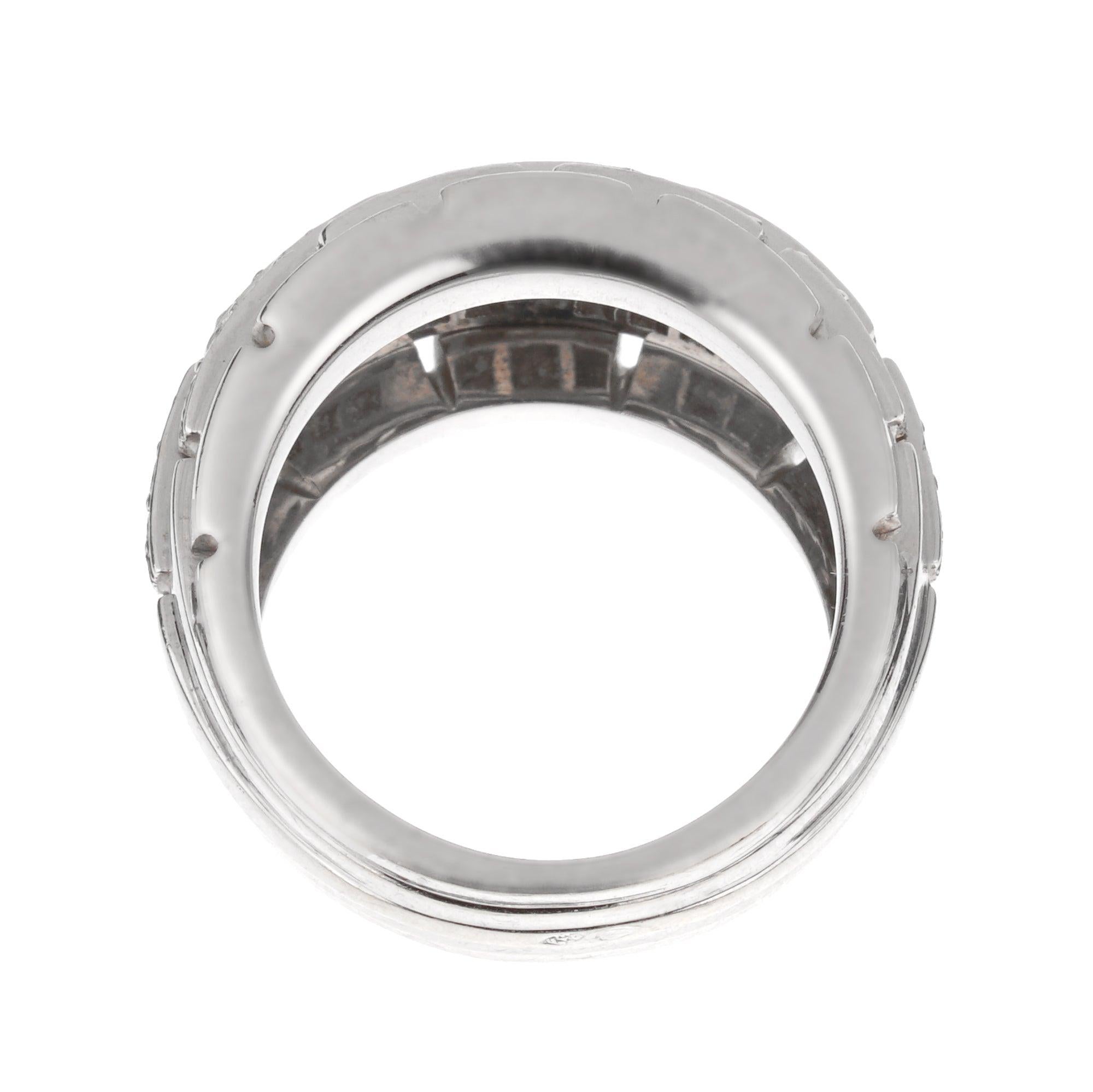 El Anillo de Oro Blanco con Diamantes Panthère Oriane de Cartier encarna la elegancia y el arte de la colección Panthère de Cartier. Fabricada en oro blanco de 18 quilates, la banda equilibra durabilidad y refinada sofisticación, convirtiéndola en