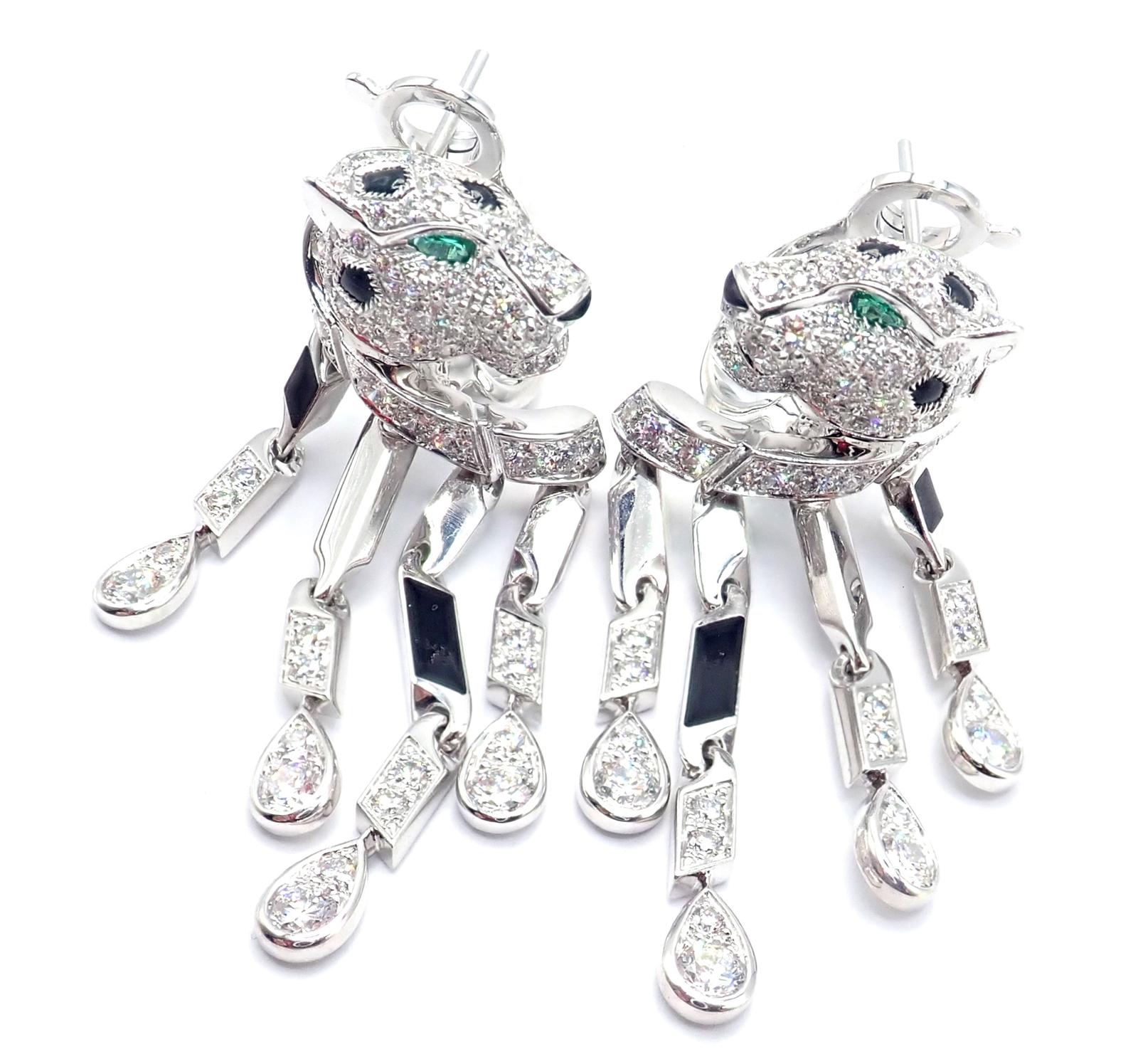 Boucles d'oreilles en or blanc 18k Panthère pavée de diamants, d'onyx noir et d'émeraudes par Cartier. 
Les boucles d'oreilles Panthère de Cartier en or blanc 18 carats sont d'une élégance farouche. 
Avec l'emblématique tête de panthère sertie de