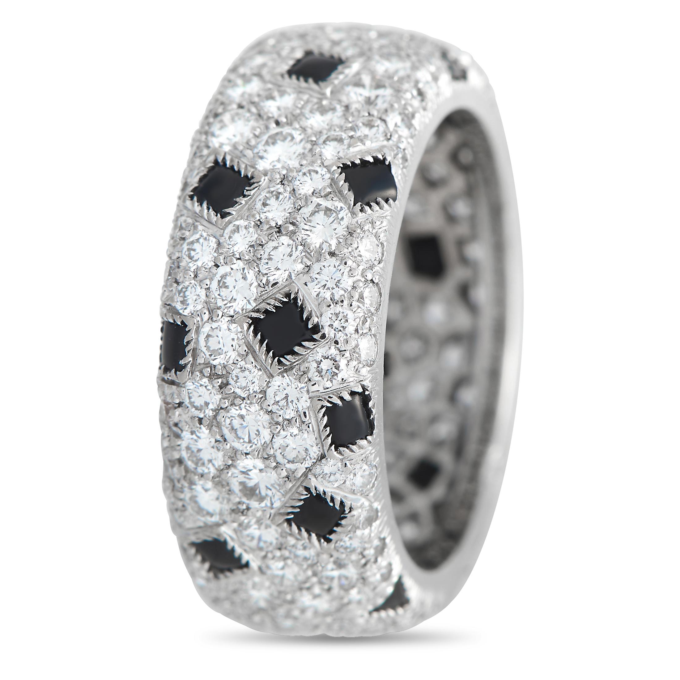 Dieser Cartier Panthere Pelage Ring ist schlicht, elegant und unaufdringlich. Atemberaubende Onyx-Quadrate sind wunderschön mit funkelnden eingefügten Diamanten von insgesamt 3,45 Karat auf der Oberseite des 18 Karat Weißgoldbandes, das 9 mm breit