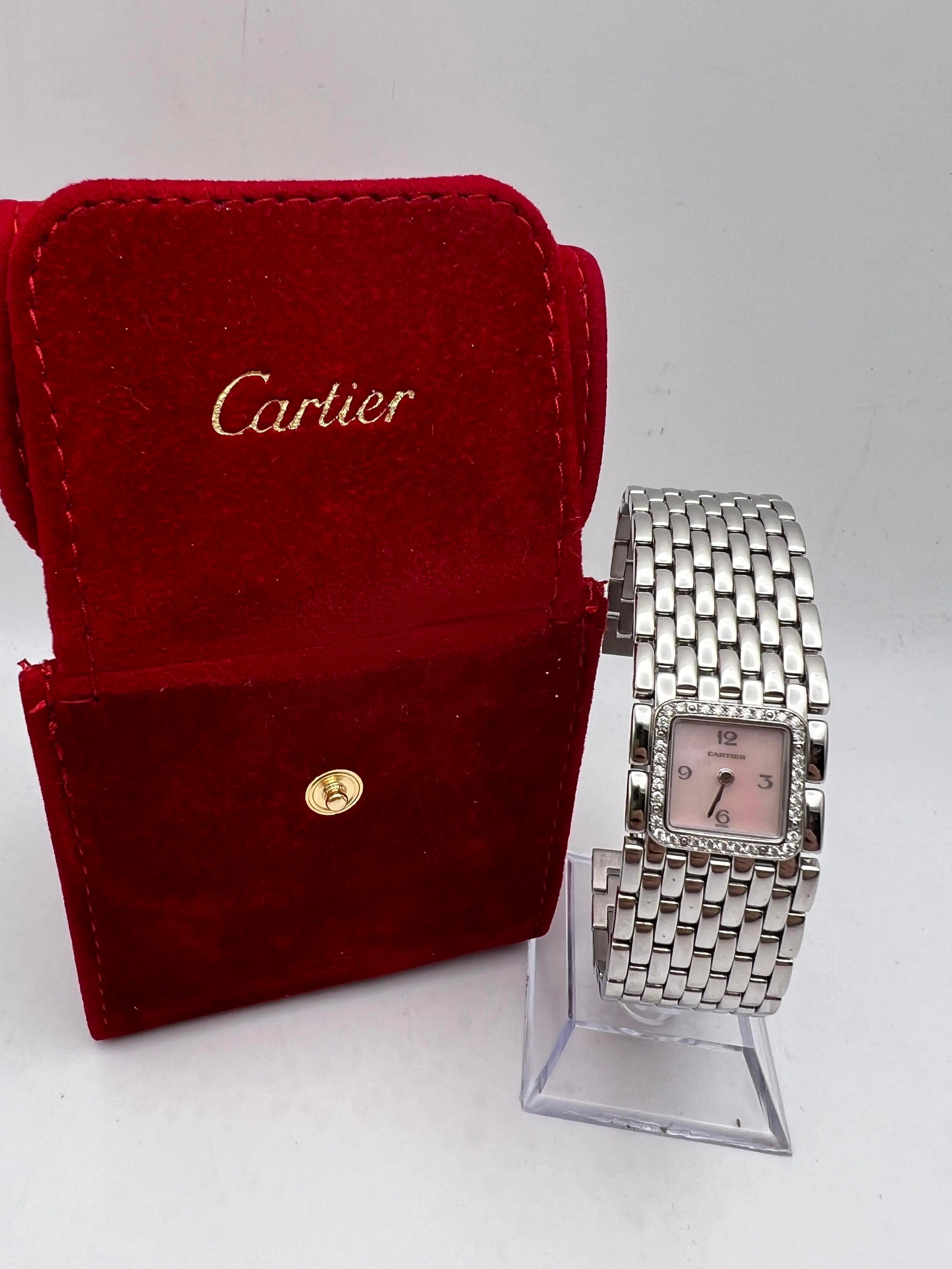 La Panthère Ruban de Cartier (réf. W61003T9) apporte au poignet une élégance digne d'un bijou avec son bracelet fluide en acier inoxydable de 6,25 pouces et son boîtier carré raffiné. Mesurant 21 mm, le boîtier est encadré par une lunette en