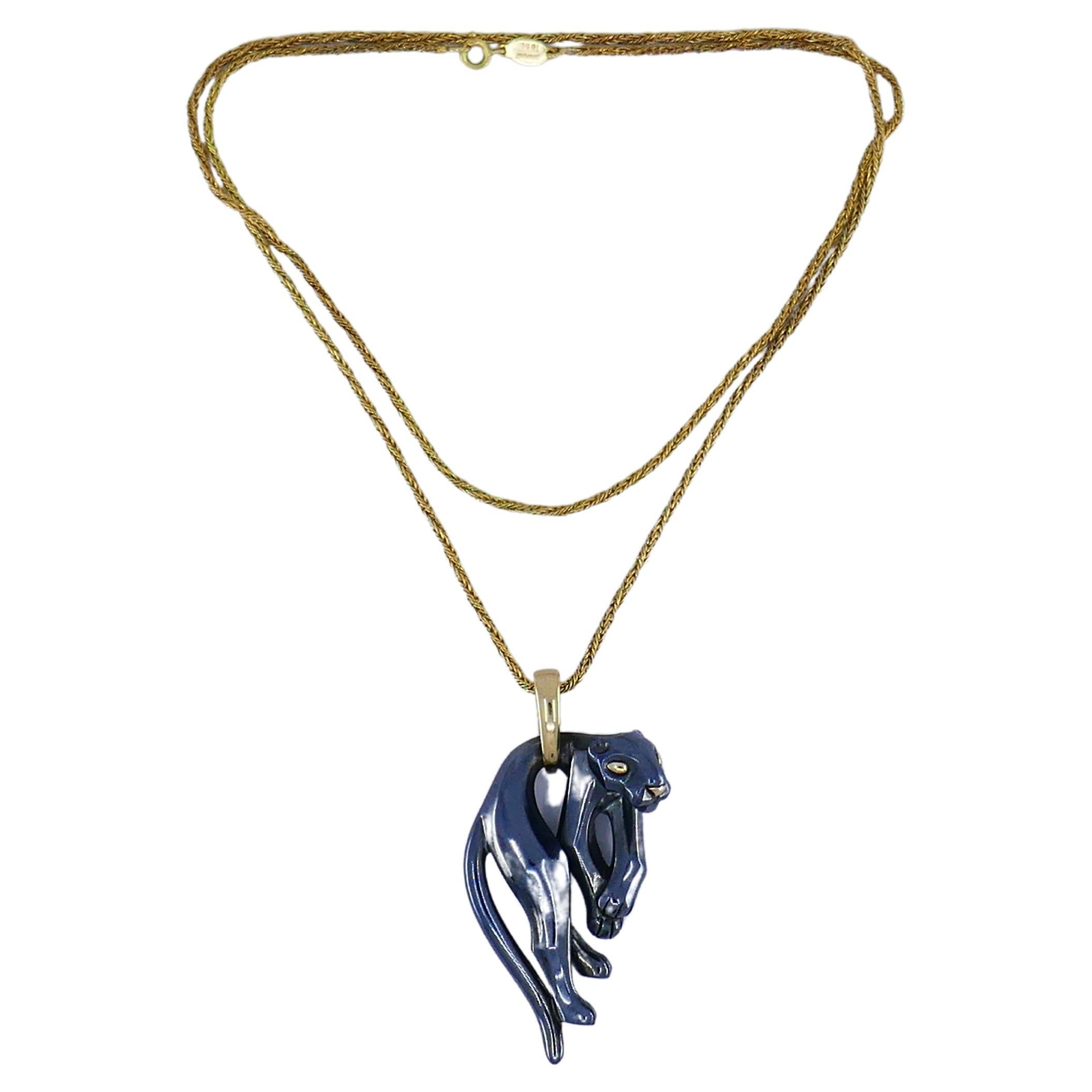 An iconic Cartier hanging Panthere pendant with a 18k gold Cartier chain necklace.
A sleek and daring looking cat’s figure seems relax and resting. This combo of a strong animal being in such pose creates tension and attraction.
The pendant is made