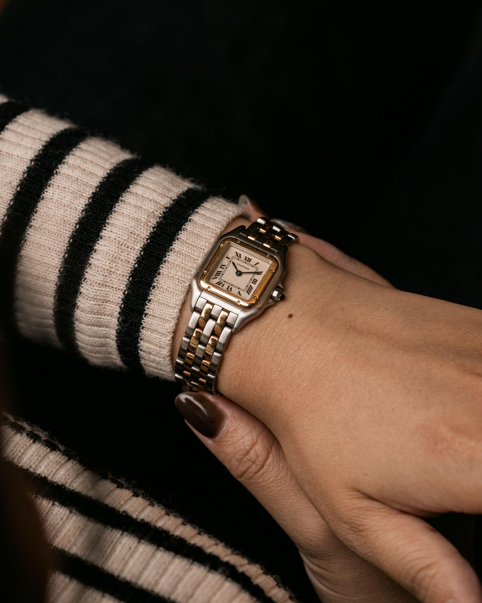 Cartier Panthère SM 1120 Zweireihig 18k Gelbgold & Edelstahl 1990s

SKU 1736

Als zeitloser Ausdruck von Eleganz und Vielseitigkeit verkörpert diese Cartier Panthère Ref. 1120 aus den 1990er Jahren verkörpert den Geist des mühelosen Pariser Luxus.