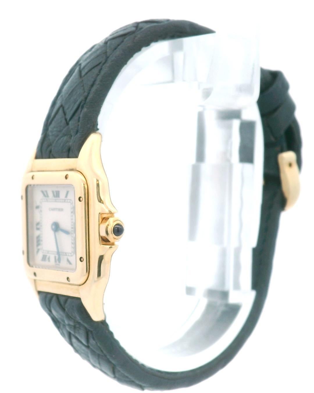 Orologio da donna Cartier Panthere 8669. Cassa in oro giallo 18 carati da 22 mm. Lunetta liscia in oro giallo 18 carati. Quadrante bianco sporco con lancette in acciaio blu e indici a numeri romani. Indici dei minuti sul quadrante interno. Cinturino