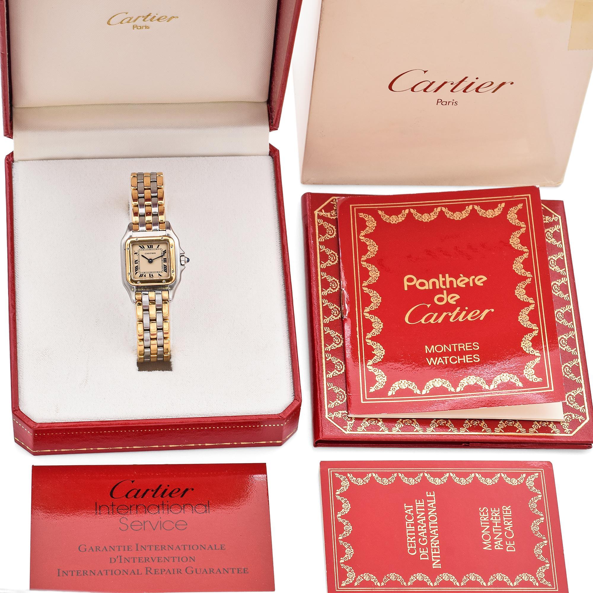 Cette remarquable montre Cartier présente un cadran carré raffiné de 22 mm, avec des chiffres romains classiques et des aiguilles bleues élégantes. La lunette, fabriquée en or 18 carats, encadre le visage avec une touche de luxe, tandis que le