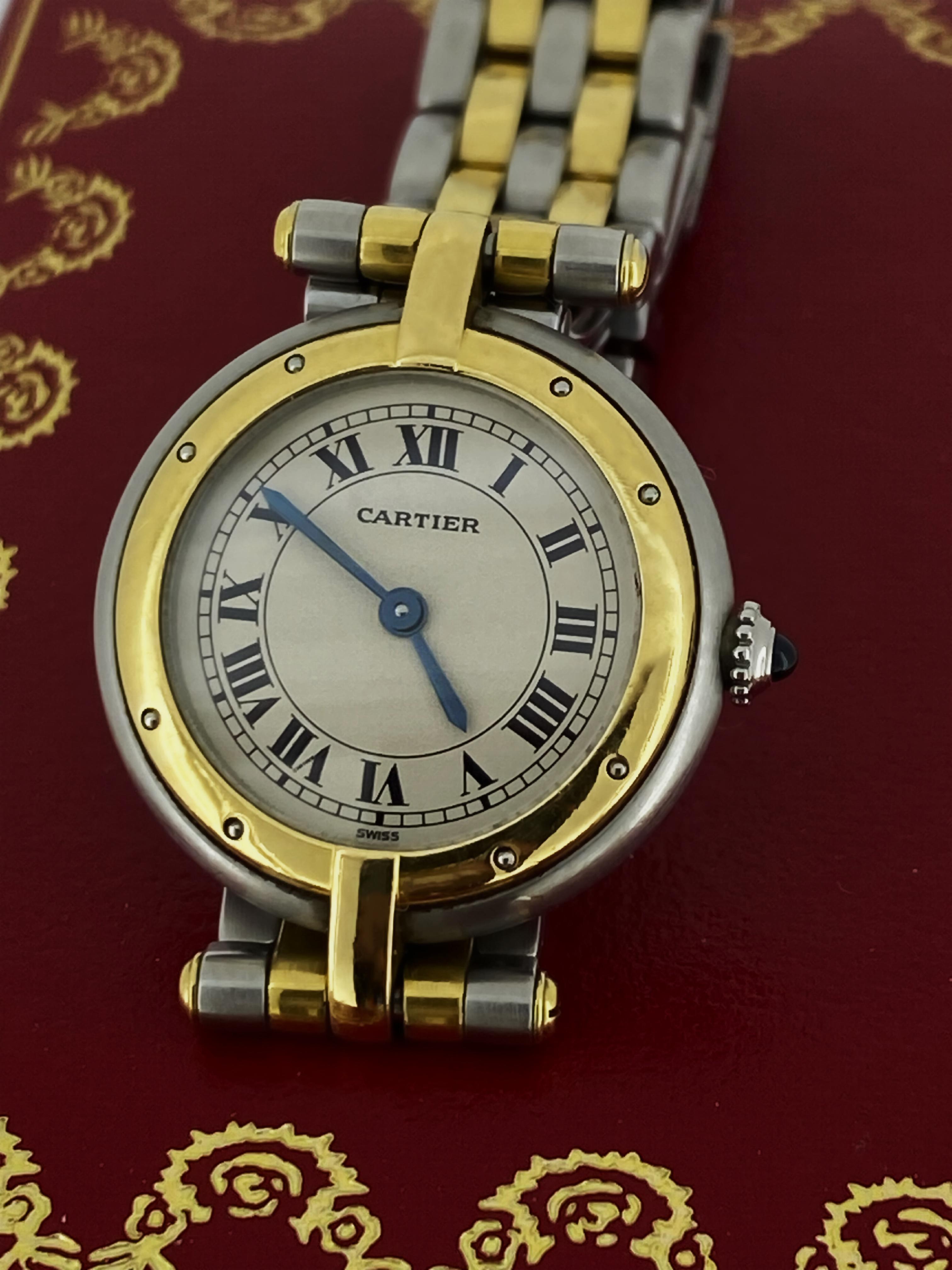 Anspruchsvoll & zeitlos Cartier Panthere Vendome 
Aktenzeichen 7737 
wird in 18K Gelbgold & Edelstahl ausgeführt 

Perfekt proportioniertes rundes Gehäuse 
misst 24 mm (ohne den Wickler), 
gefertigt aus massivem Gold (Lünette) und Edelstahl,