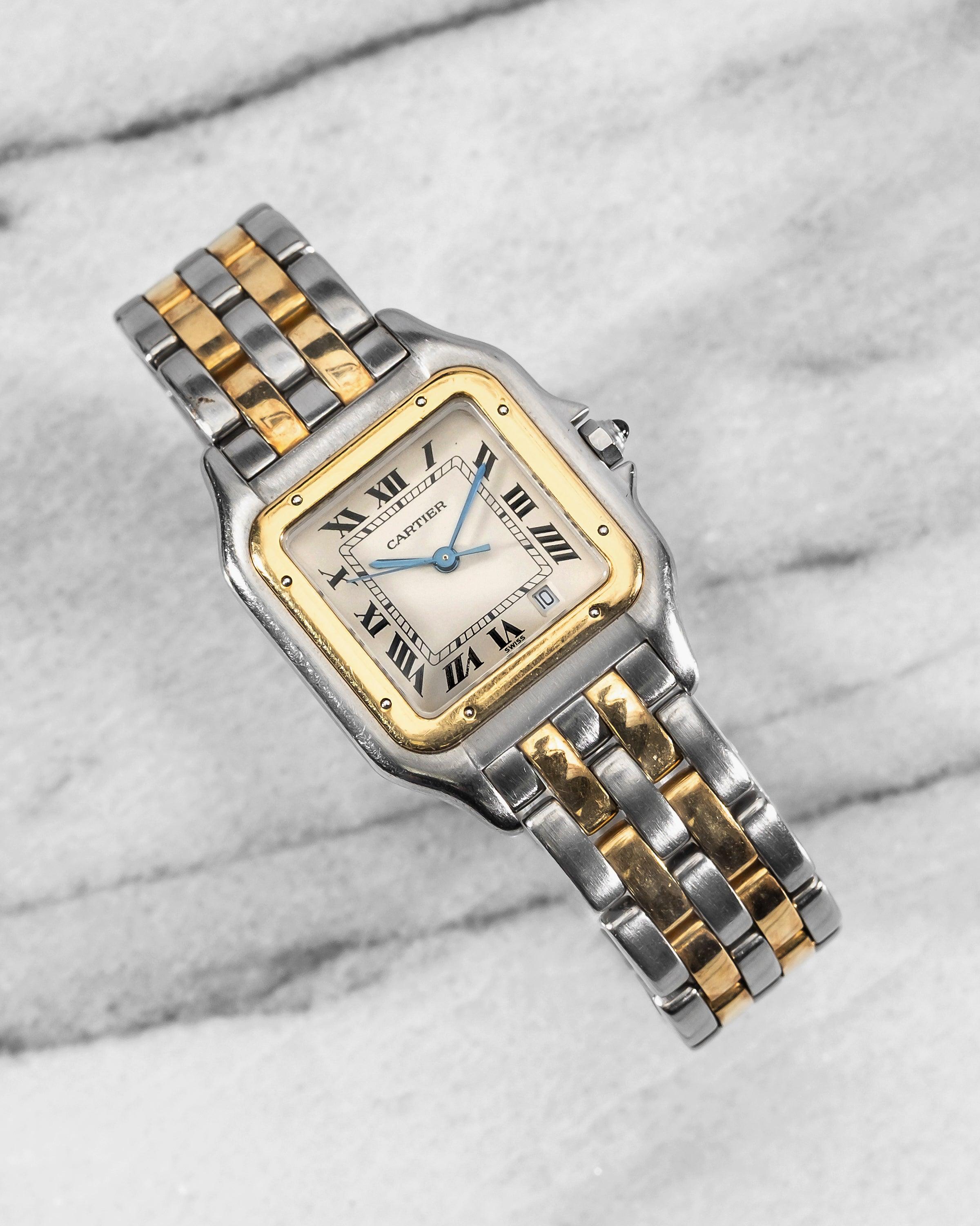 Hier ist eine Vintage Cartier Panthère Referenz 187949 Quarz zweifarbig mit einem weißen Zifferblatt mit römischen Ziffern auf einem Stahl- und Goldarmband aus den 1980er Jahren. Hält die Zeit gut ein und ist voll funktionsfähig. Die Abmessungen