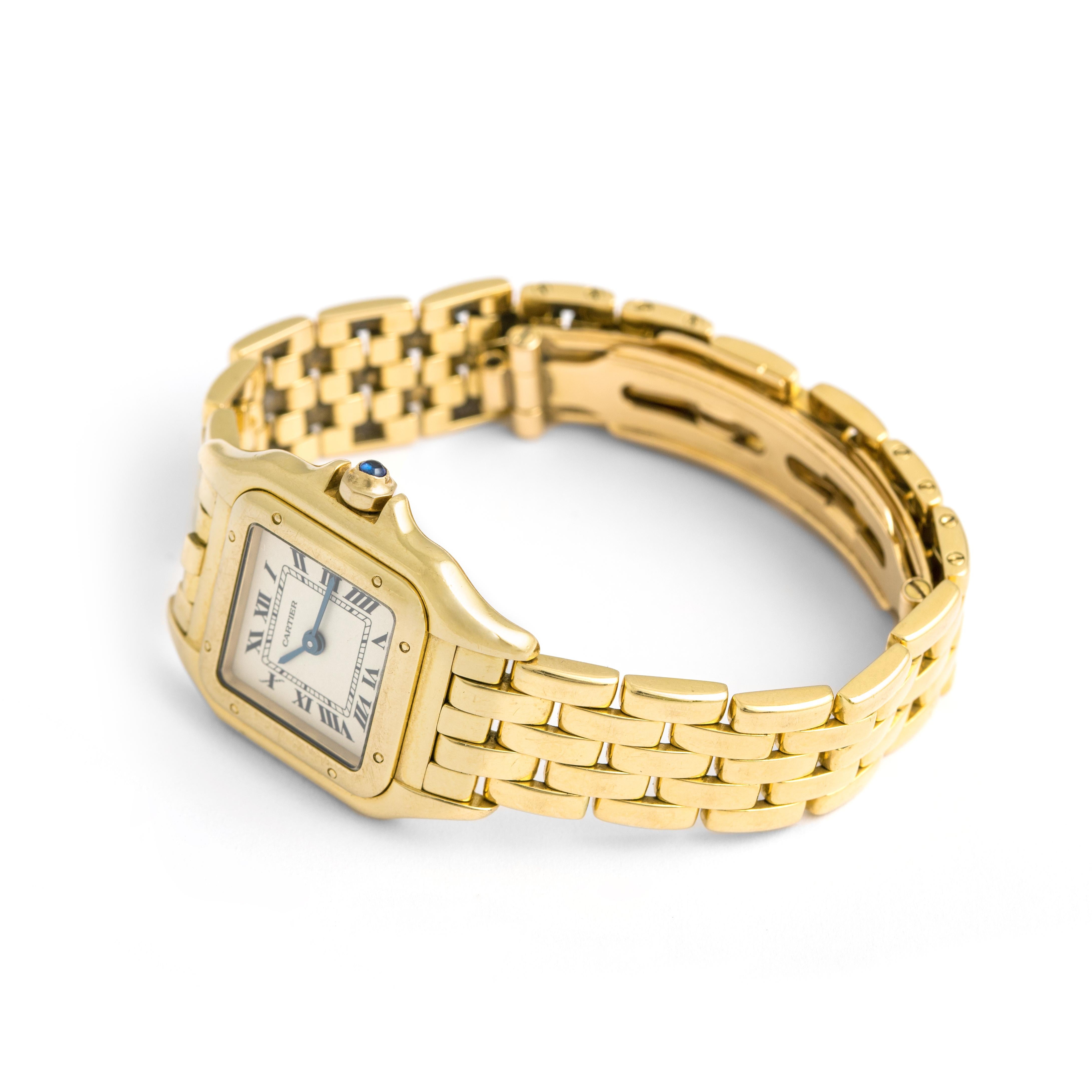 Cartier Panthere Armbanduhr, Quarzwerk. Abmessungen des Gehäuses: 23 mm x 30 mm, Dicke: 6 mm, Krone mit einem blauen Saphir mit Cabochon besetzt.
Länge des Handgelenks: etwa 14,00 Zentimeter. 
Cartier Original Zertifikat.