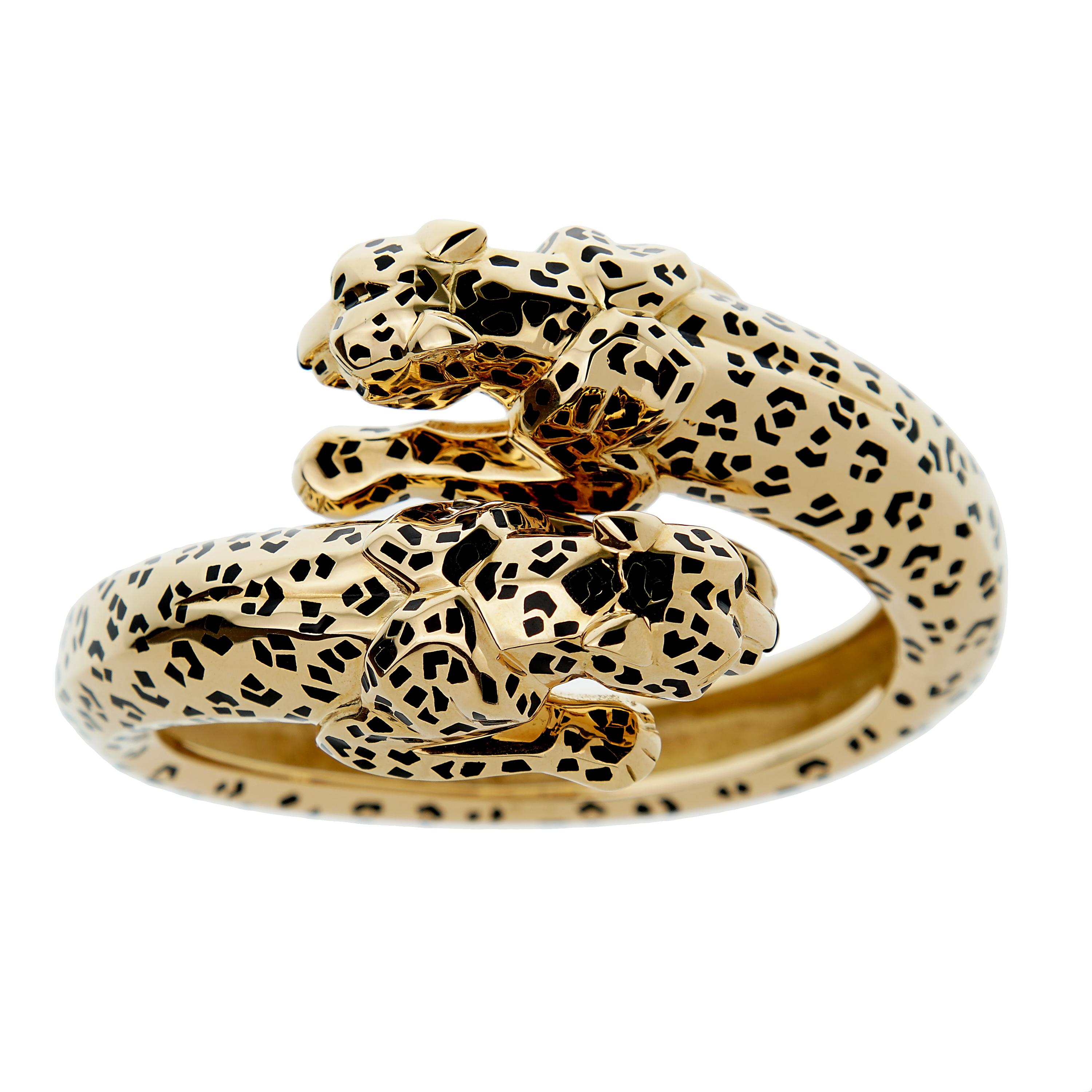 Le bracelet Panthère en or jaune de Cartier est un bijou exquis qui n'est pas un simple accessoire, mais une déclaration. Fabriqué avec minutie par les maîtres artisans de Cartier, ce bracelet est un mélange harmonieux de haute couture et de