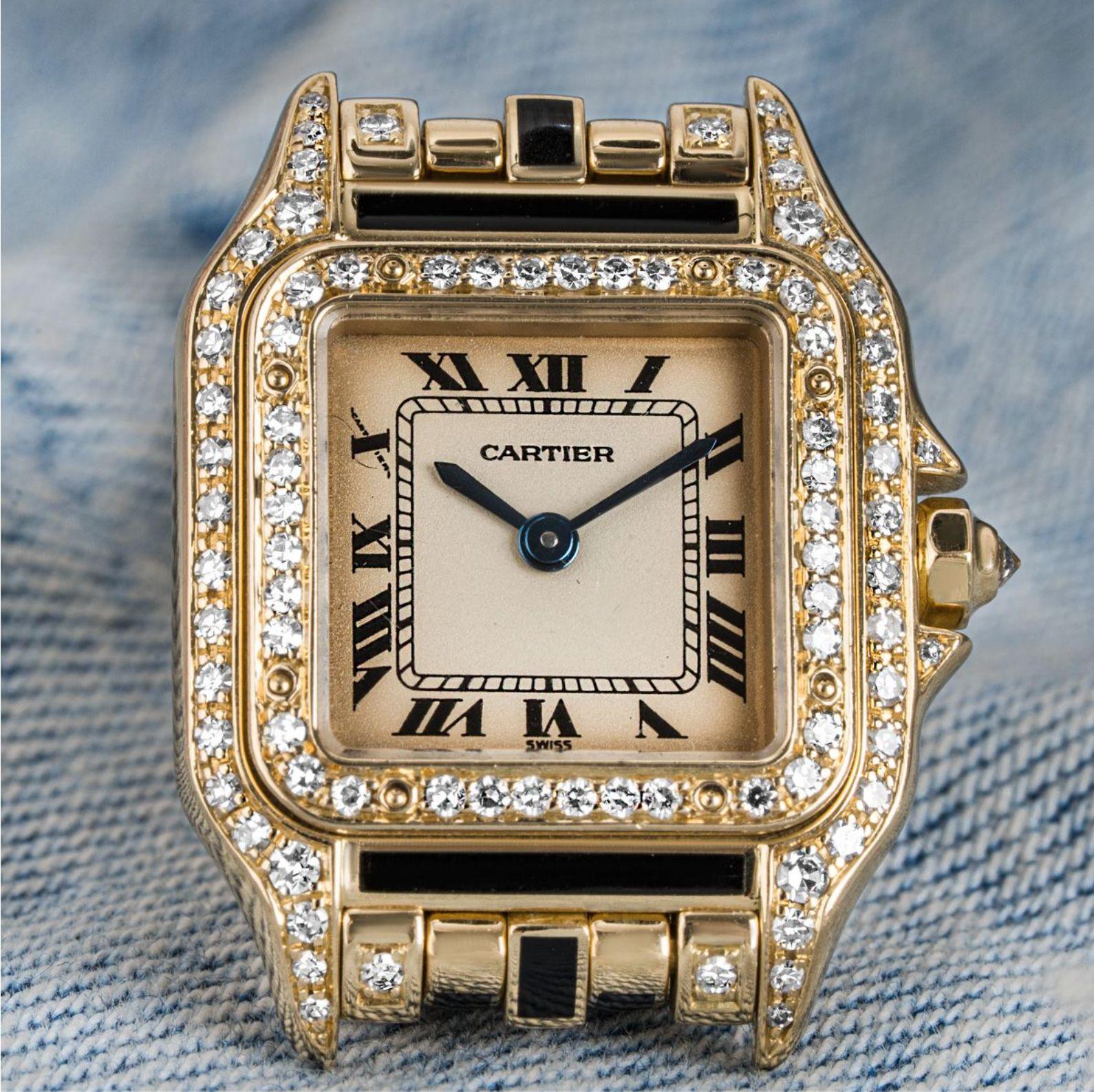 Eine Panthere-Armbanduhr aus Gelbgold für Damen. Sie verfügt über ein silbernes Zifferblatt mit römischen Ziffern, eine geheime Signatur bei X, schwertförmige Zeiger aus gebläutem Stahl und eine diamantbesetzte Lünette aus Gelbgold. Ausgestattet mit
