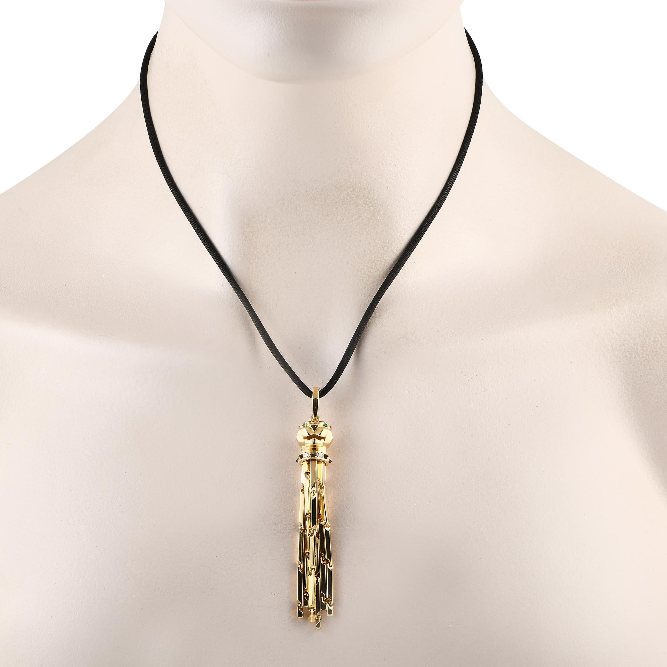 Aus der kultigen Panthre-Kollektion stammt dieses Kordelcollier mit einem unkonventionellen Quastenanhänger aus 18 Karat Gelbgold. Der Anhänger zeigt einen modellierten Pantherkopf mit Tsavoritaugen, Onyxohren und einer Onyxnase. Der Kragen ist