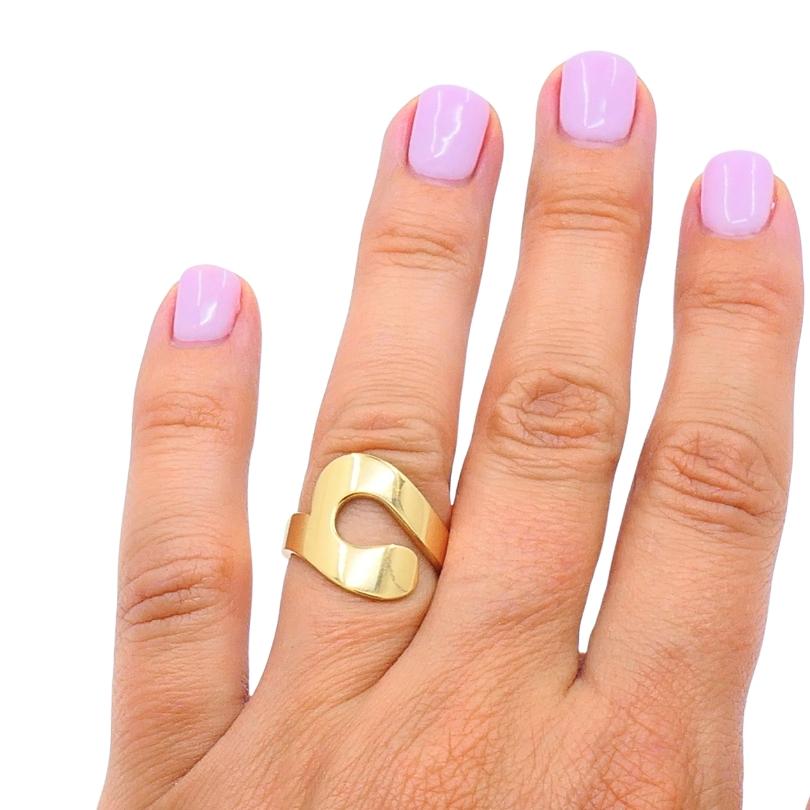 A striking example of Cartier’s mastery in modern design, this Cartier Paris ring is crafted in 18k gold. The bold, sculptural form features a fluid, openwork motif that wraps elegantly around the finger, showcasing the maison’s signature blend of