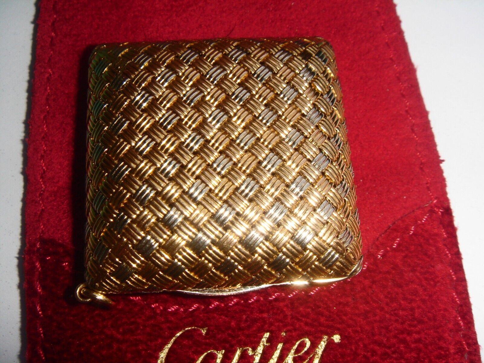 Cartier Paris 18k Zwei-Ton-Gold Pillendose Anhänger Retro CIRCA 1950er Jahre


Hier haben Sie die Chance, einen wunderschönen und sehr begehrten Designer-Pillenbox-Anhänger zu erwerben.  Wirklich ein tolles Stück zu einem tollen Preis!