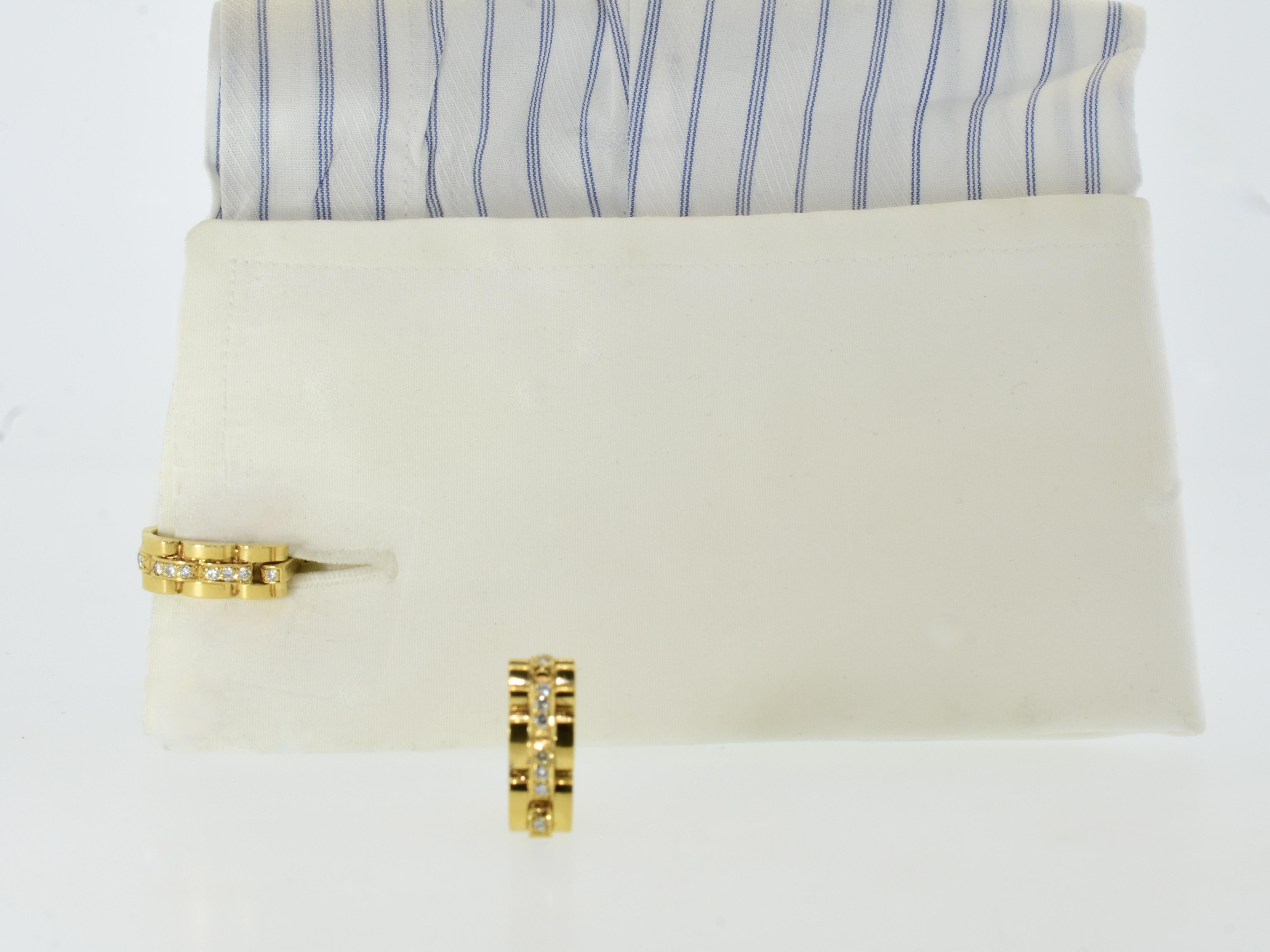 Boutons de manchette en diamant et or jaune 18K Maillon Panthere Stirrup style, signés et numérotés Cartier Paris. Ils datent de 1980 et sont en très bon état. Ils ont un poids substantiel de 13,7 grammes.

Les vingt petits diamants de taille