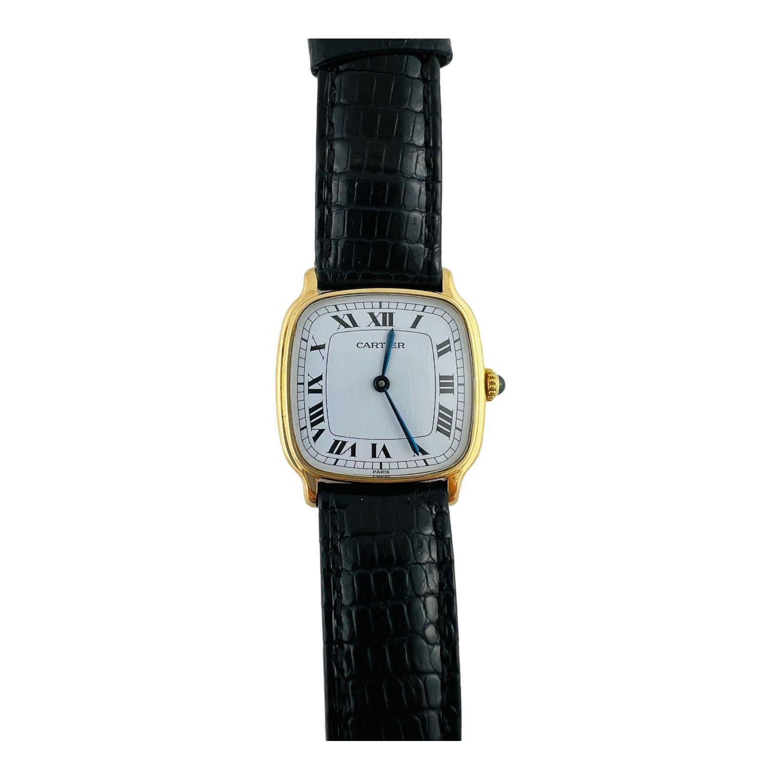 Montre vintage en or jaune 18 carats de Cartier Paris

Modèle : 107150244

Cette montre vintage Cartier By est dotée d'un boîtier en or jaune 18 carats massif mesurant 25 mm x 27 mm.

Cadran romain blanc avec aiguilles bleues

Mouvement à