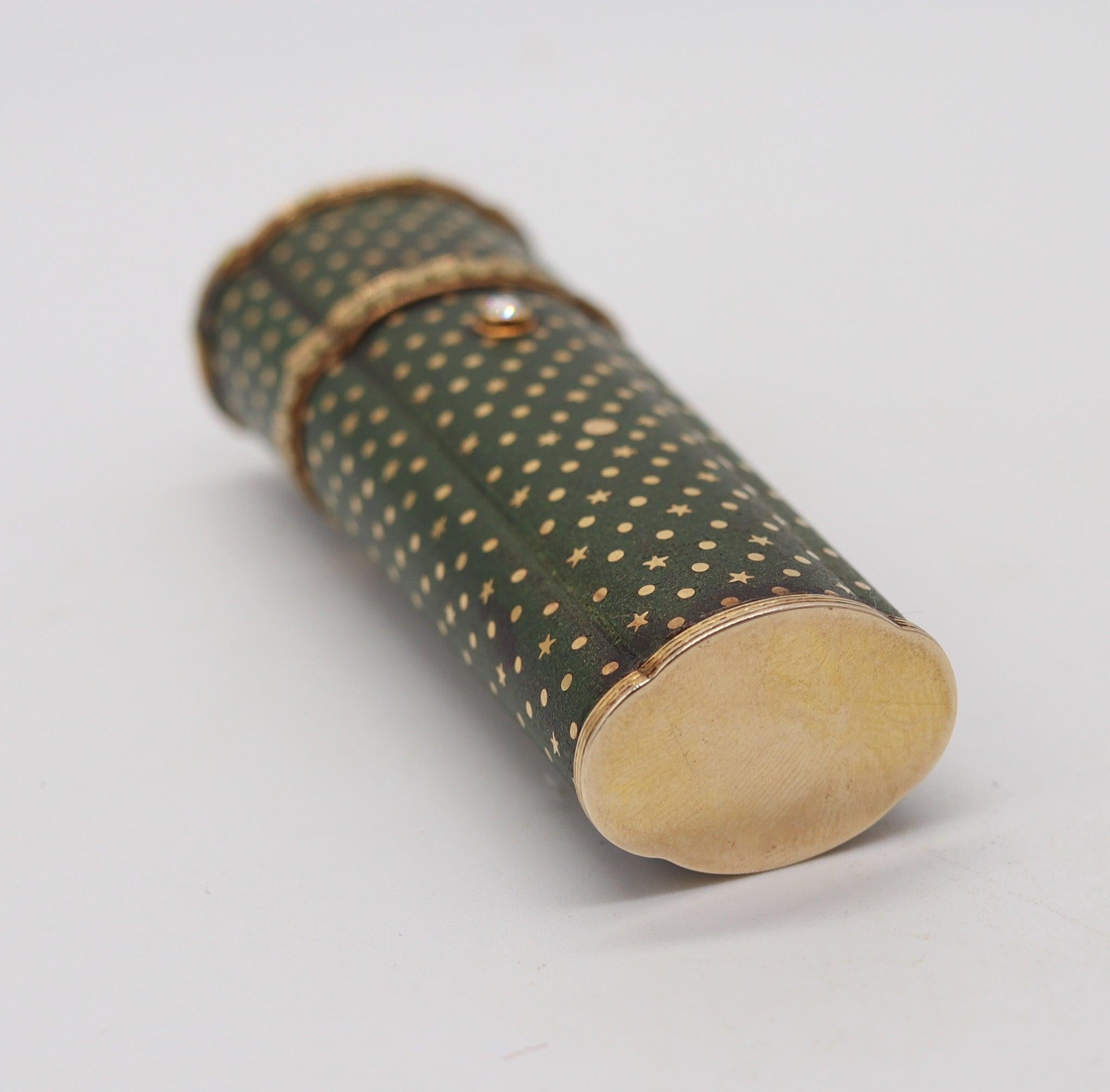 Un boîtier Nécessaire conçu par Cartier.

Il s'agit d'une fantastique boîte à accessoires créée à Paris, en France, pendant la période édouardienne par la maison de joaillerie Cartier, dans les années 1900. Le fabuleux Objet de Vertu a été réalisé