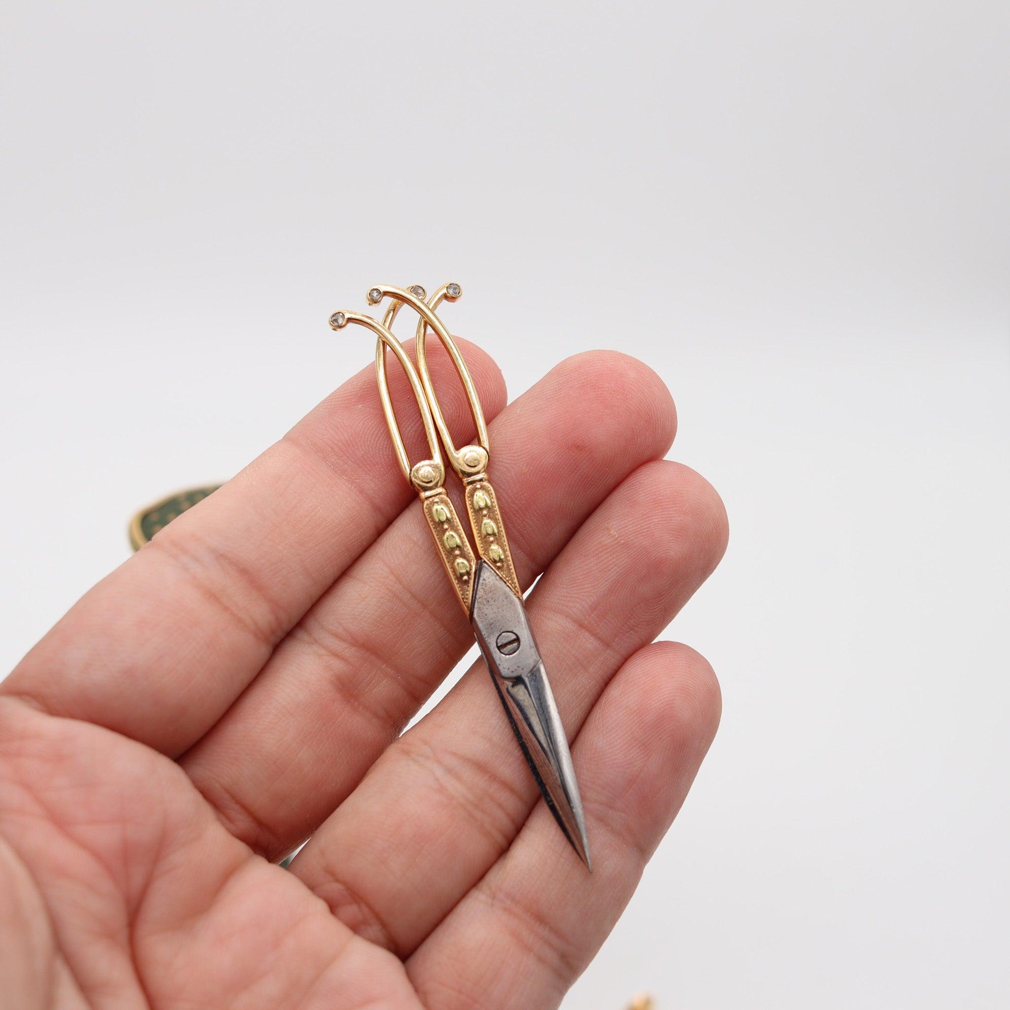 Édouardien CARTIER Paris 1900 Edwardian Nécessaire Case in 18Kt Gold With Green Lacquer en vente