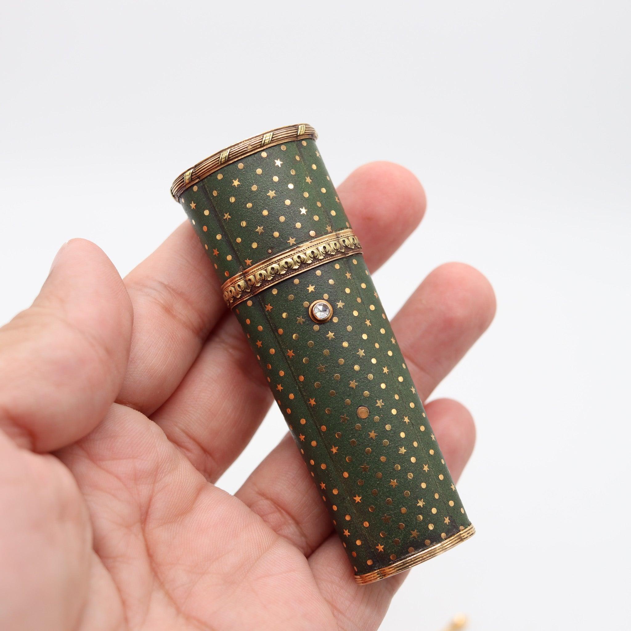 Français CARTIER Paris 1900 Edwardian Nécessaire Case in 18Kt Gold With Green Lacquer en vente