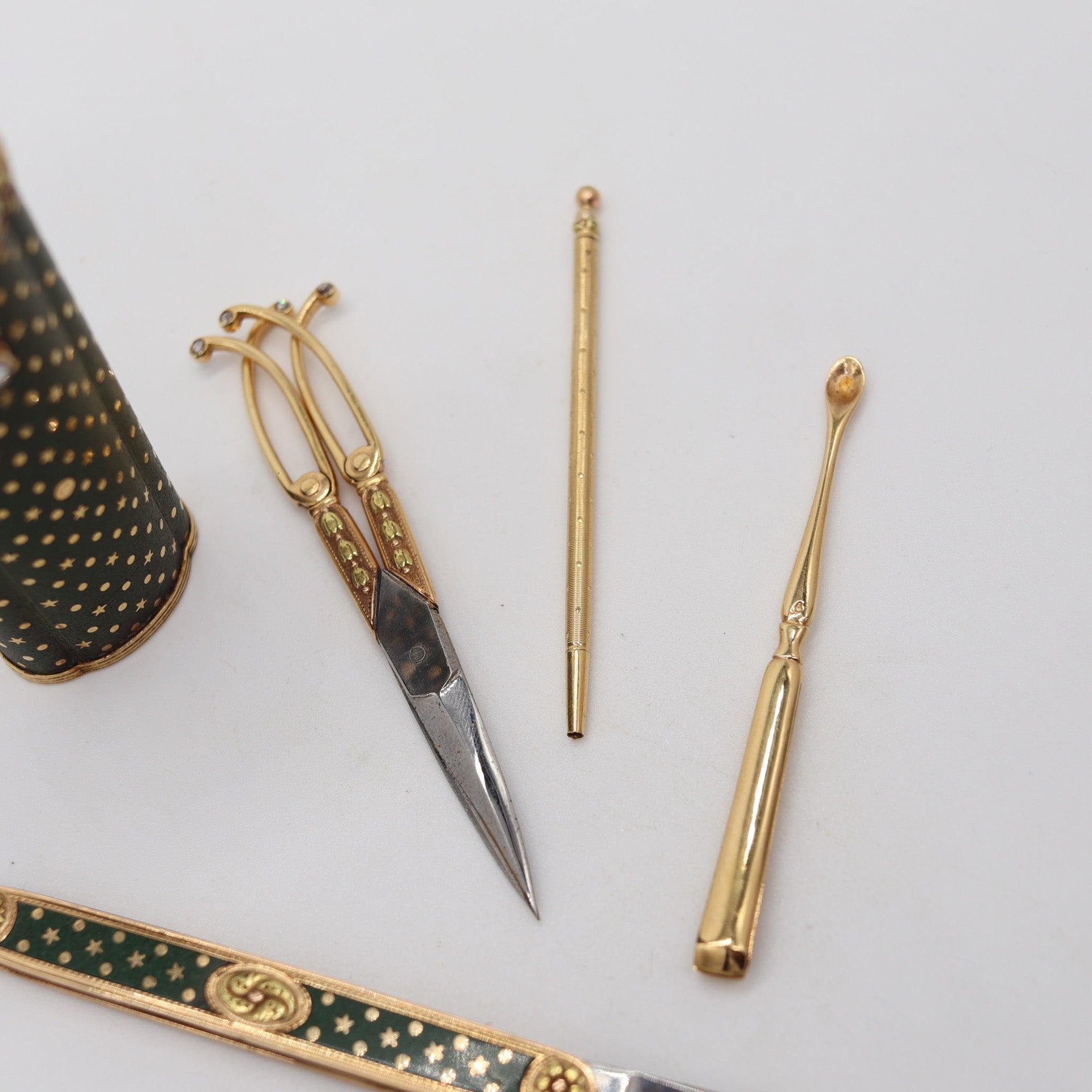 Fait main CARTIER Paris 1900 Edwardian Nécessaire Case in 18Kt Gold With Green Lacquer en vente