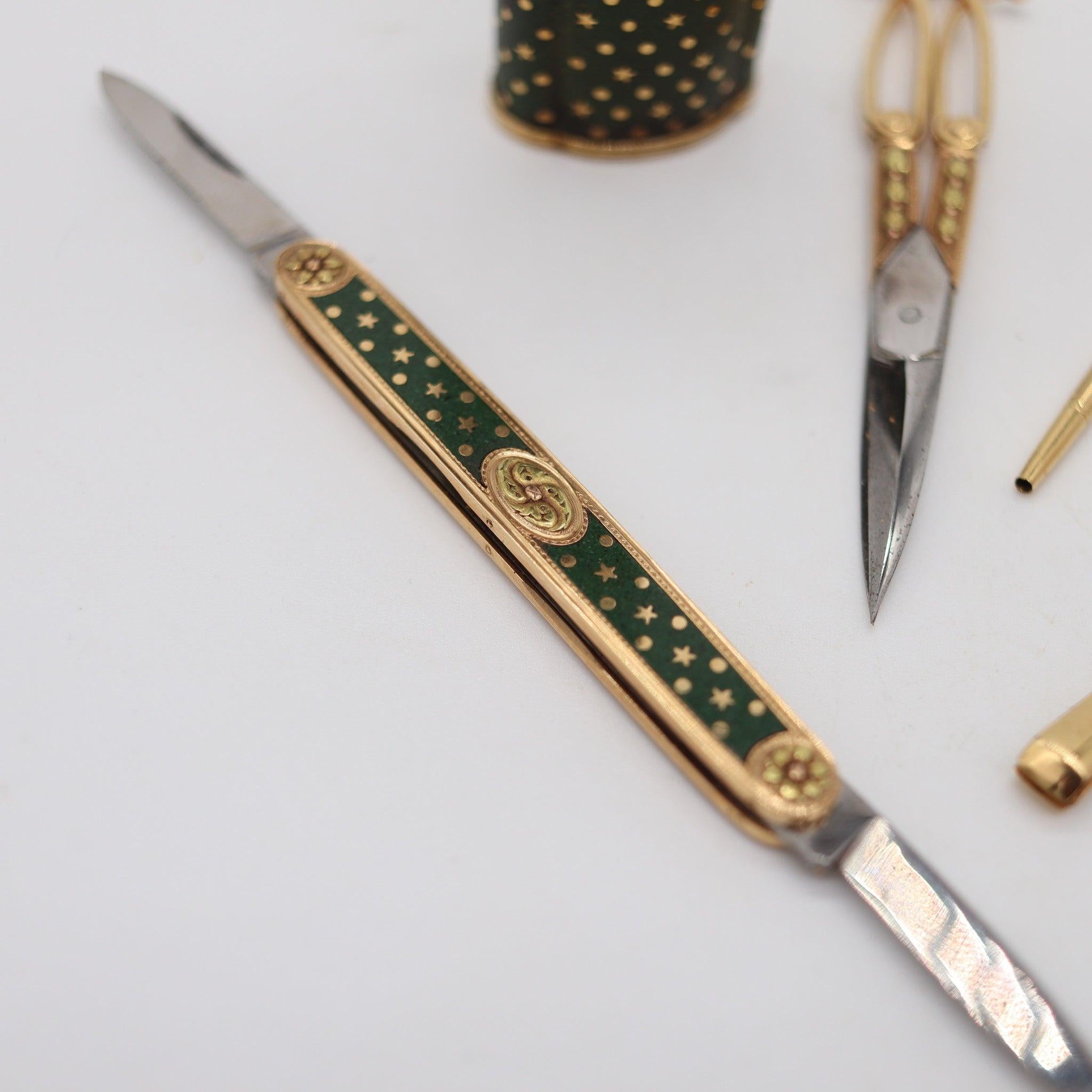 Or CARTIER Paris 1900 Edwardian Nécessaire Case in 18Kt Gold With Green Lacquer en vente