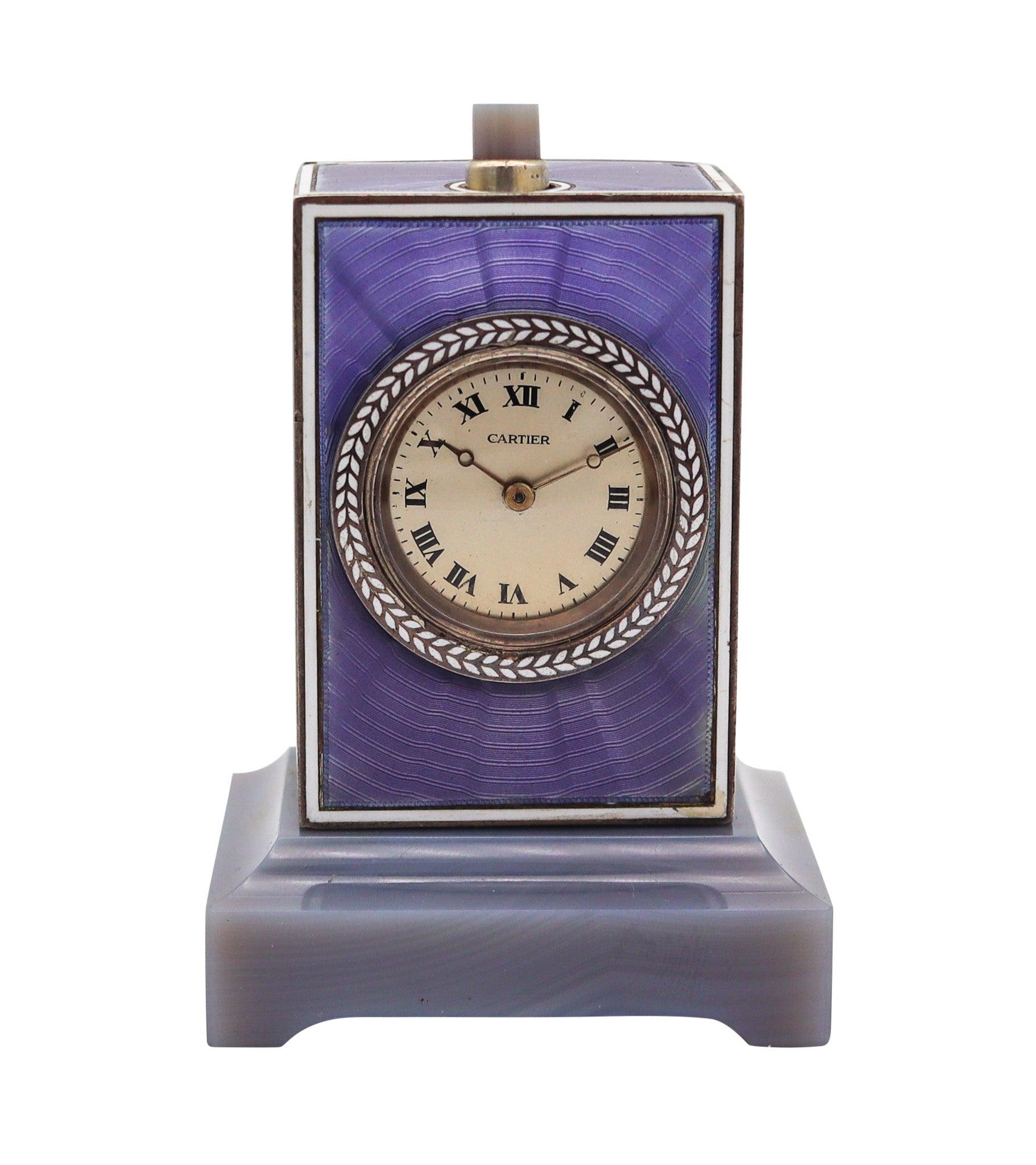 Orologio a carrozza con ripetizione dei quarti d'ora della Belle Epoque, disegnato da Cartier.

Questo lussuoso e rarissimo orologio da tavolo è l'essenza dello stile Art Déco. Un importante e magnifico orologio in miniatura con ripetizione dei