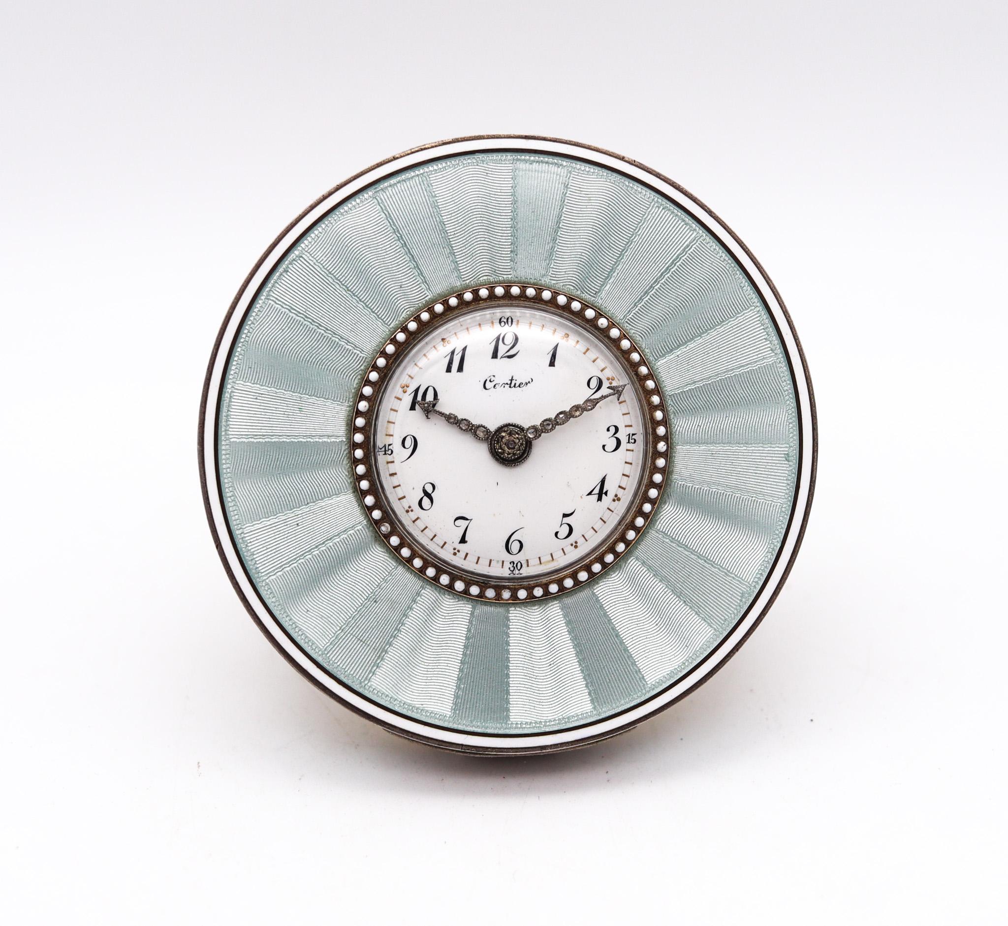 Pendule de bureau de la Belle Époque, conçue par Cartier.

Une très rare et magnifique horloge de bureau ronde, créée à Paris en France par la maison Cartier, à l'époque de la Belle Epoque édouardienne, dans les années 1910. Cette superbe pièce a