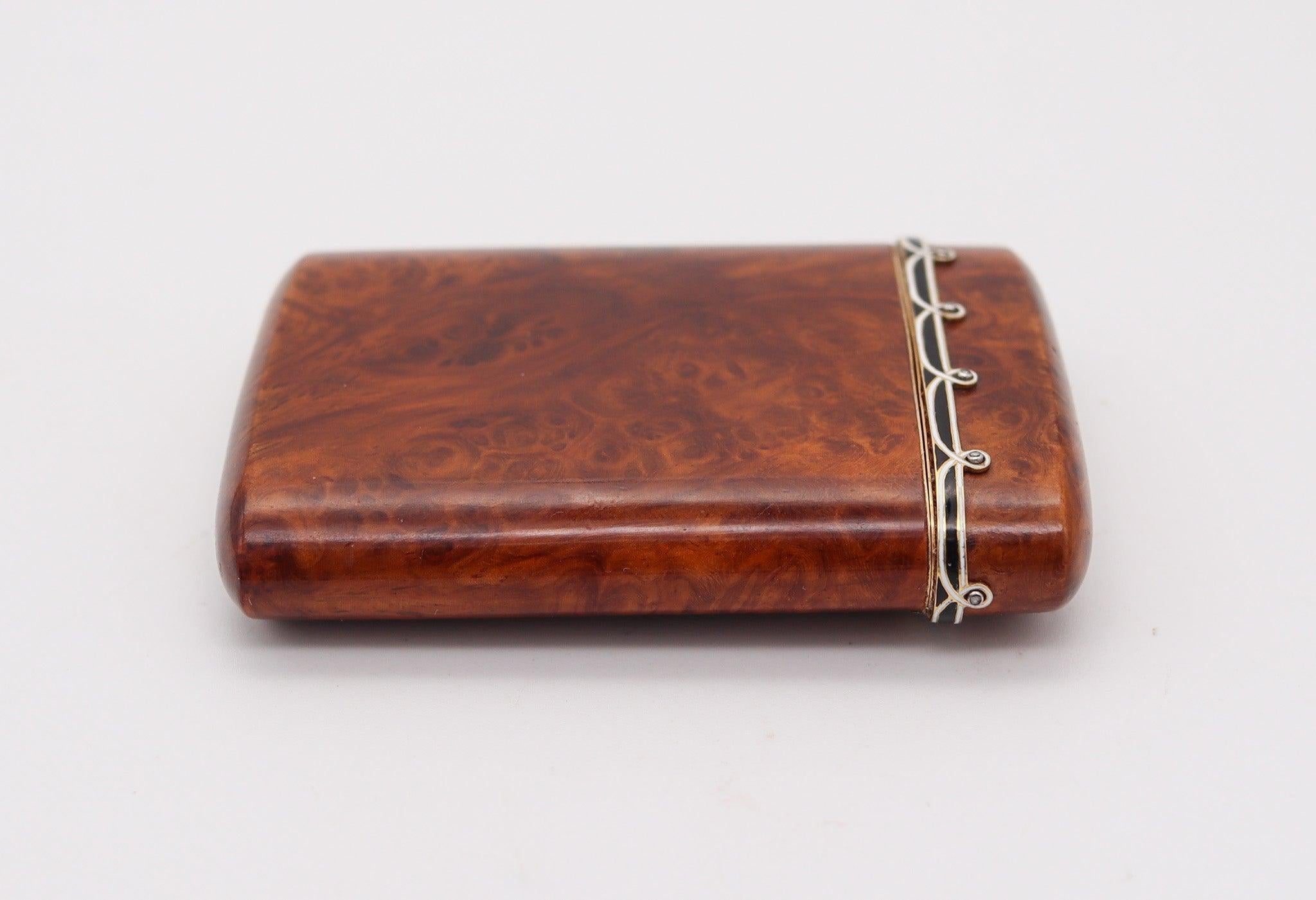 Un estuche de bolsillo de madera burlada diseñado por Cartier.

Se trata de una fantástica caja de bolsillo, creada en París, Francia, por la casa de joyería Cartier, allá por 1920. La fabulosa caja ha sido magistralmente elaborada con tallas de