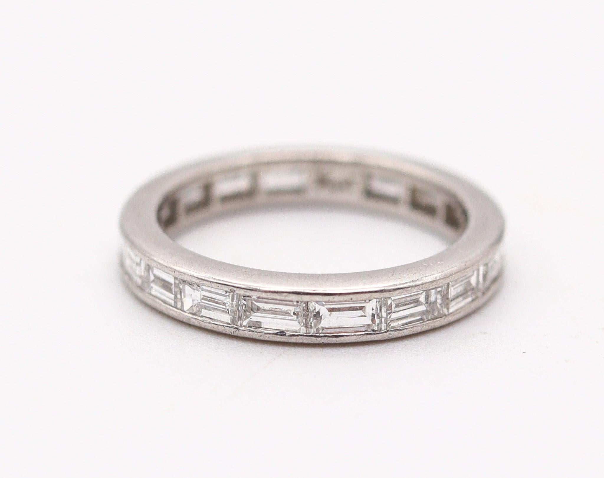 Taille française Anneau d'éternité Art déco Paris 1930 en platine avec diamants VVS en vente