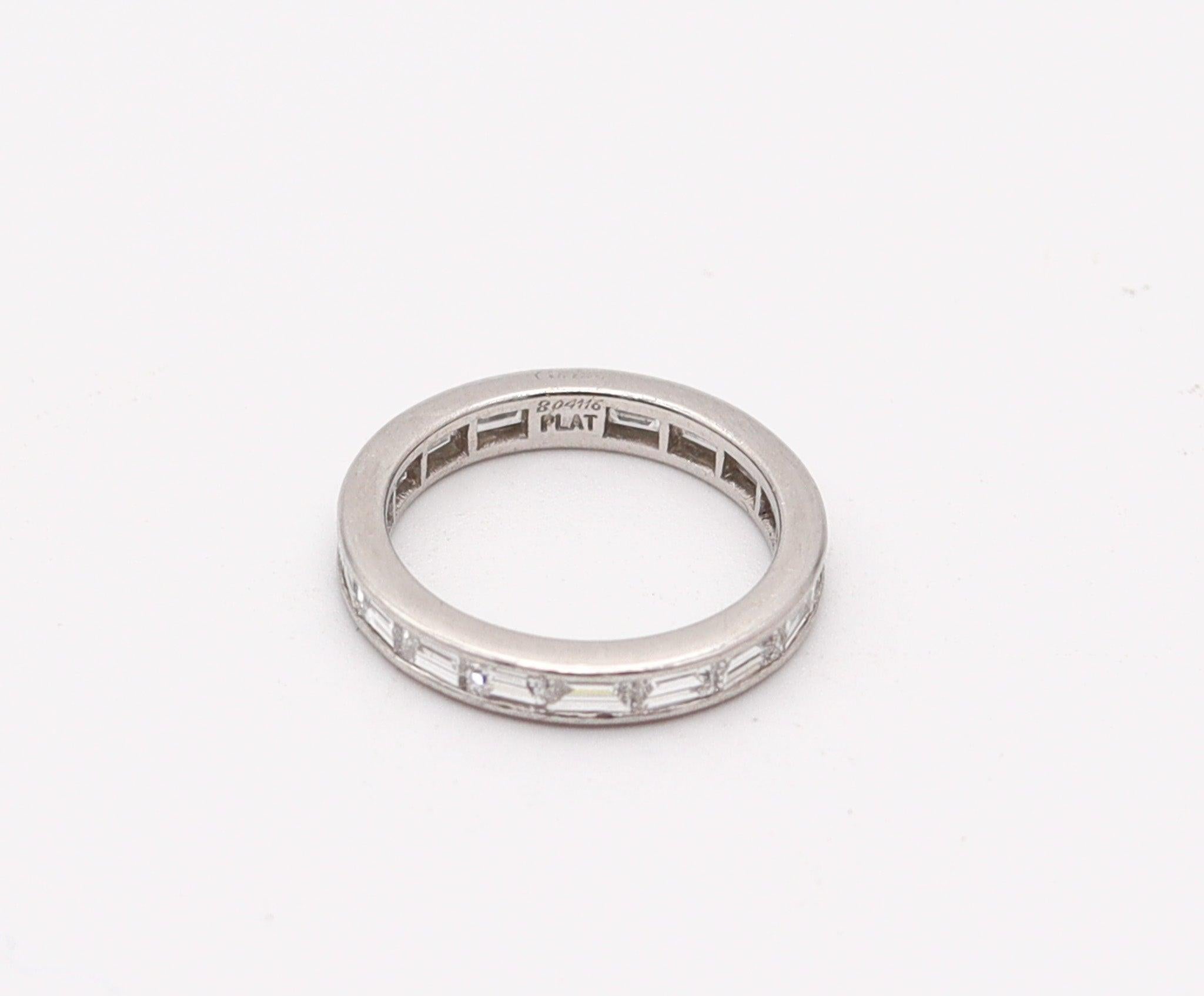 Taglio francese Cartier Paris 1930 Art Deco Anello a fascia per l'eternità in platino con diamanti VVS in vendita