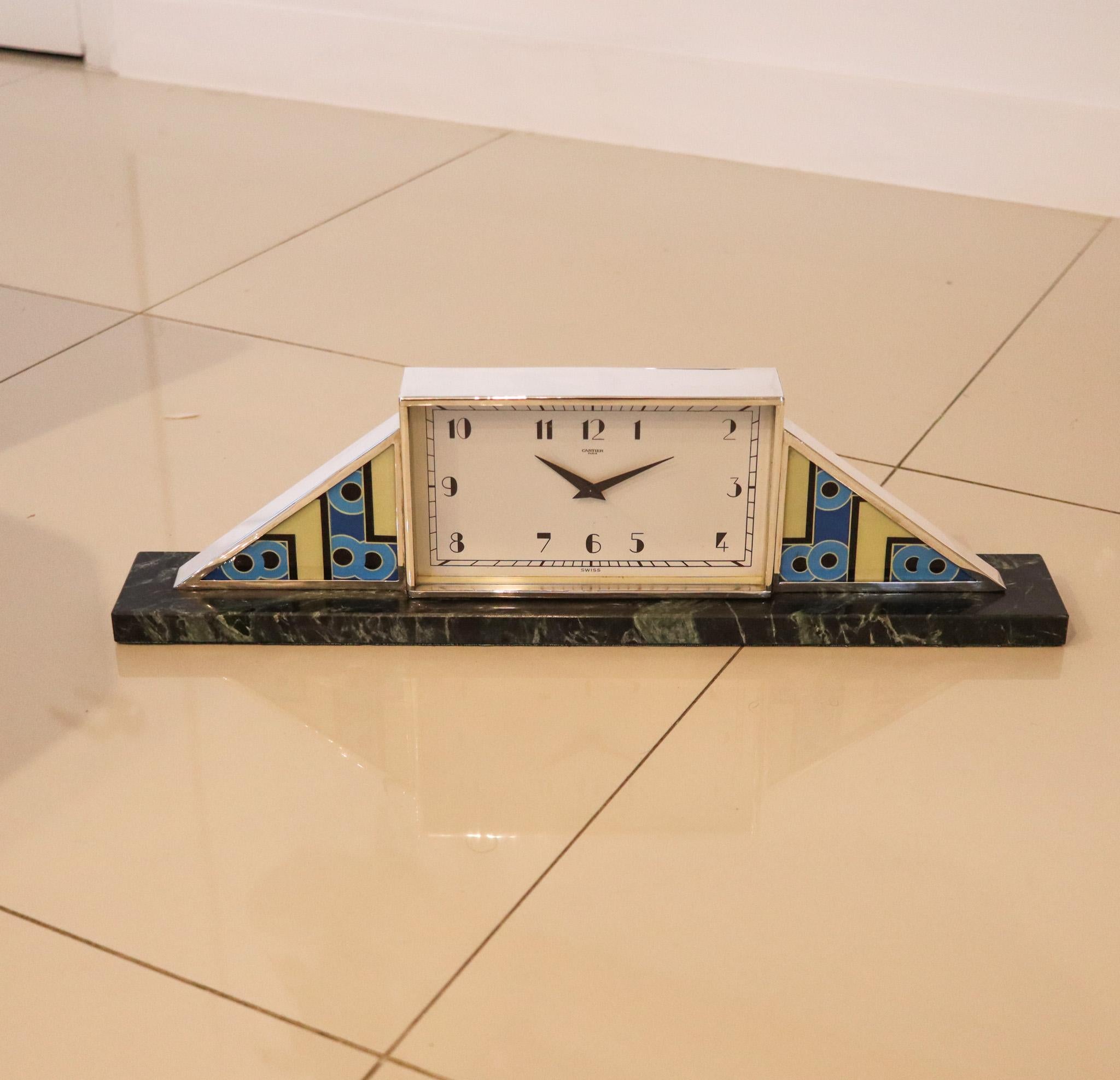 Reloj de sobremesa geométrico diseñado por Cartier.

Este fabuloso reloj de sobremesa único en su especie es un epítome del diseño art déco francés. Fue diseñado excepcionalmente en París por la casa de lujo Cartier en 1930. Este raro reloj ha sido