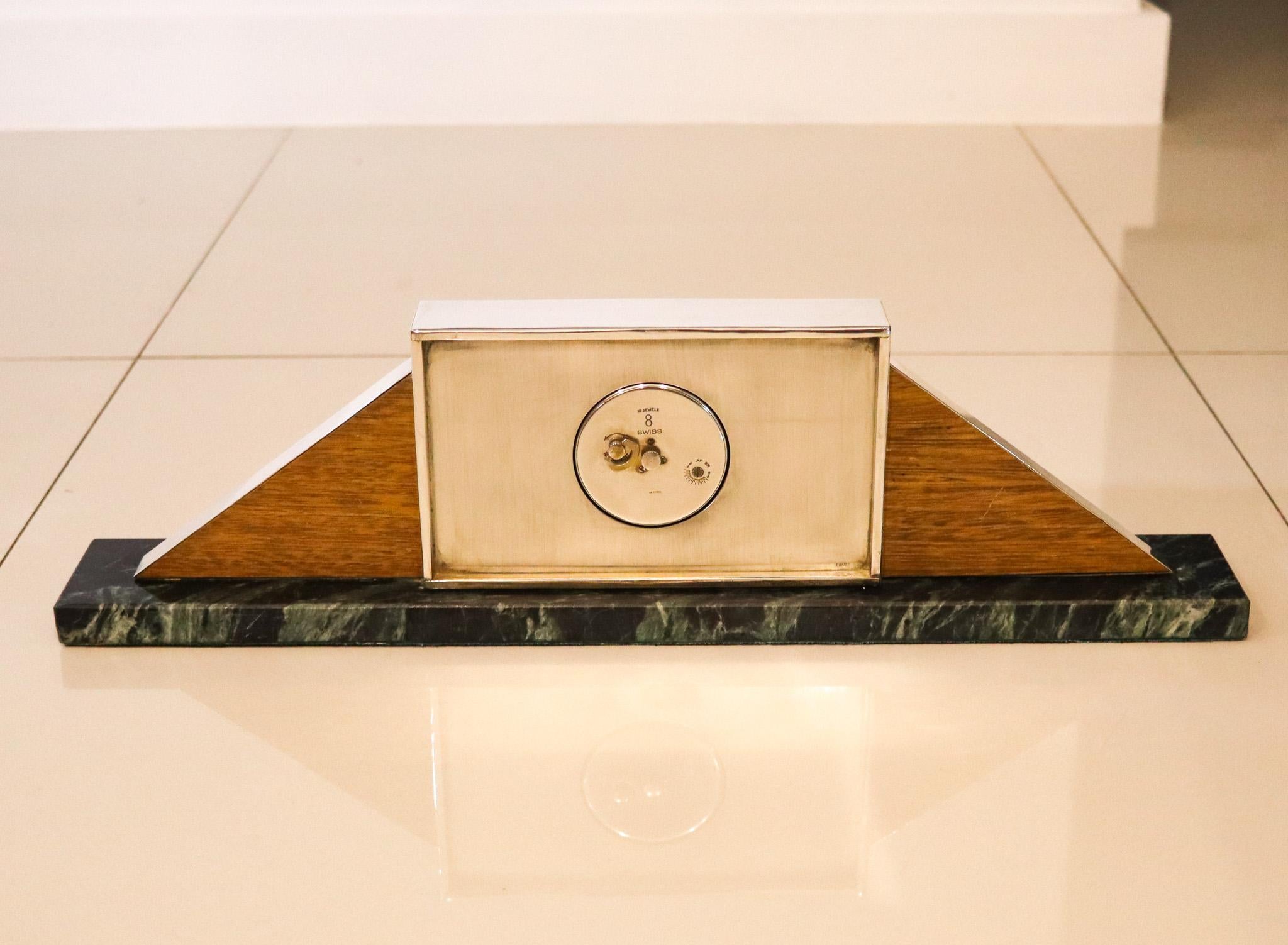 Cartier París 1930 Art Déco Gallo de escritorio geométrico lacado en plata de ley 935 en Excelente estado para la venta en Miami, FL