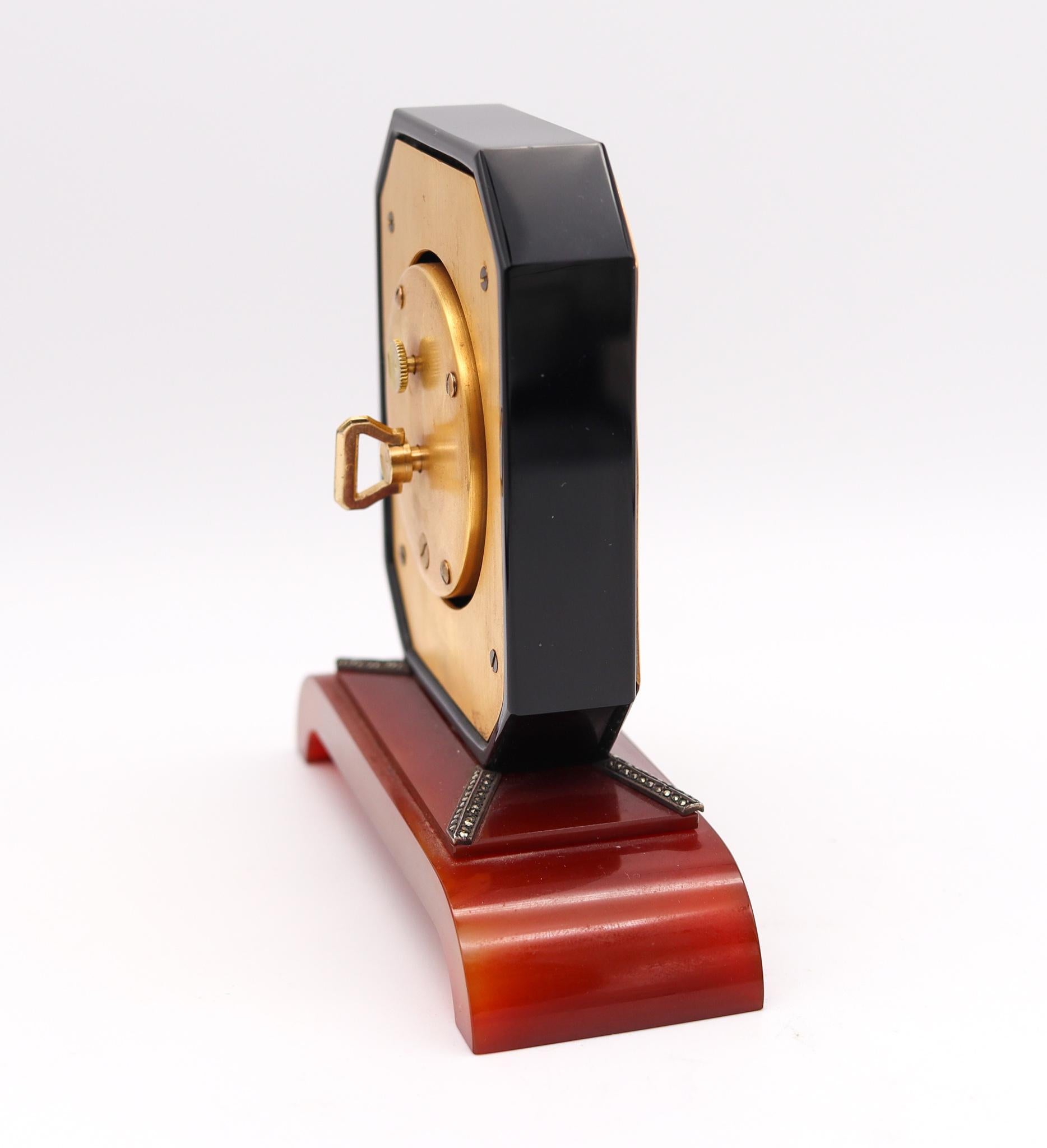Taille mixte Cartier Paris, horloge de bureau géométrique Art Déco rare en onyx noir et agate, 1935 en vente