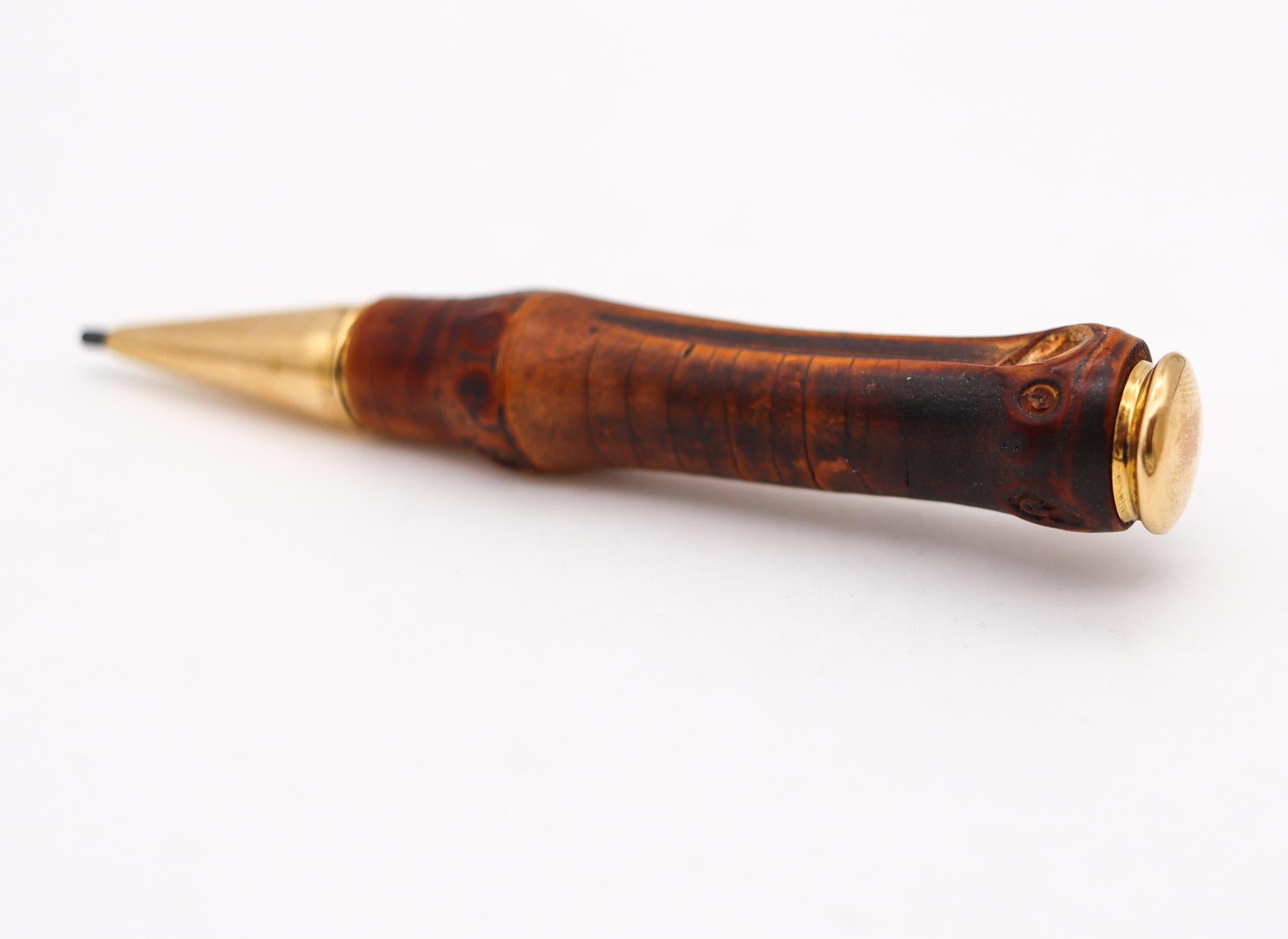 Bambus-Bleistift von Cartier.

Sehr ungewöhnliches und nützliches Luxusstück, das in der Mitte des Jahrhunderts, in den 1950er Jahren, in Paris von der Kultfirma Cartier geschaffen wurde. Dieser Druckbleistift ist aus massivem 14-karätigem Gelbgold