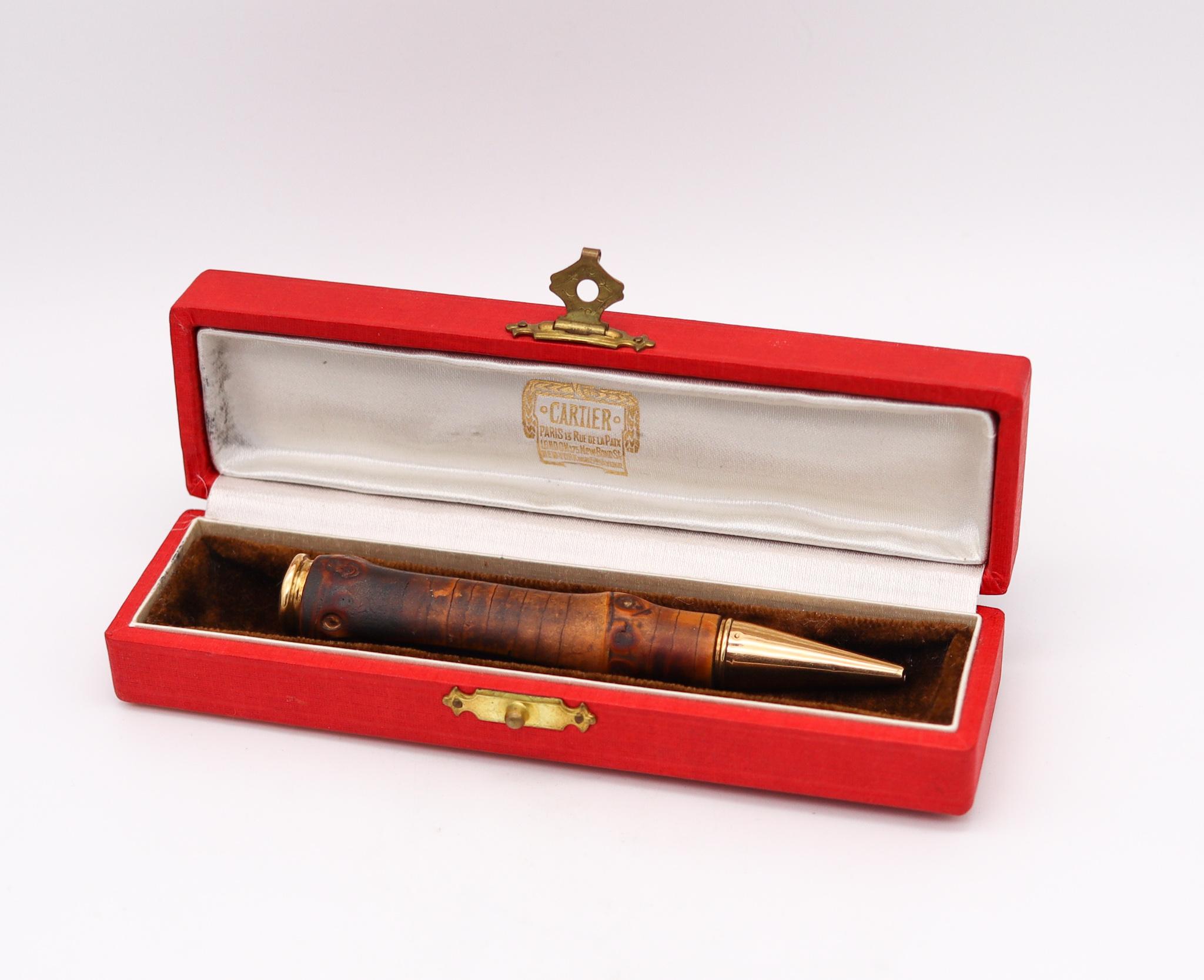 Bambus-Bleistift von Cartier.

Sehr ungewöhnliches und nützliches Luxusstück, das in der Mitte des Jahrhunderts, in den 1950er Jahren, in Paris von der Kultschmiede Cartier geschaffen wurde. Dieser Druckbleistift ist aus massivem 14-karätigem