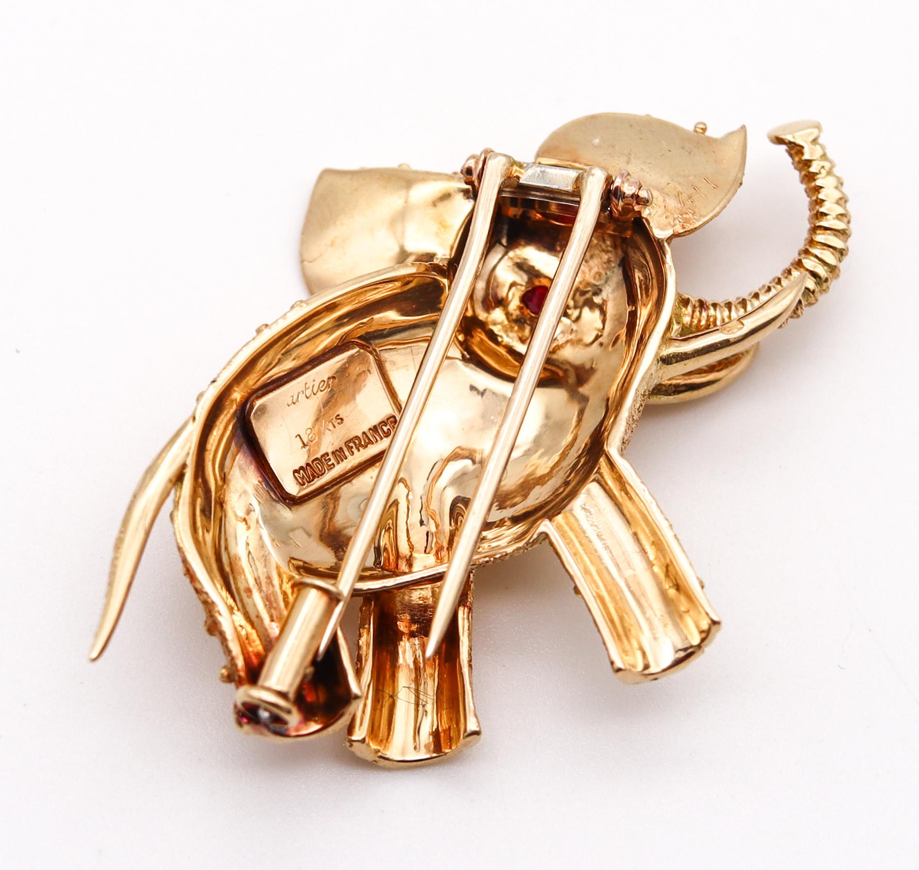 Cartier Paris 1950 Rare Elephant Brooch in Textured 18Kt Yellow Gold with Ruby In Excellent Condition In Miami, FL