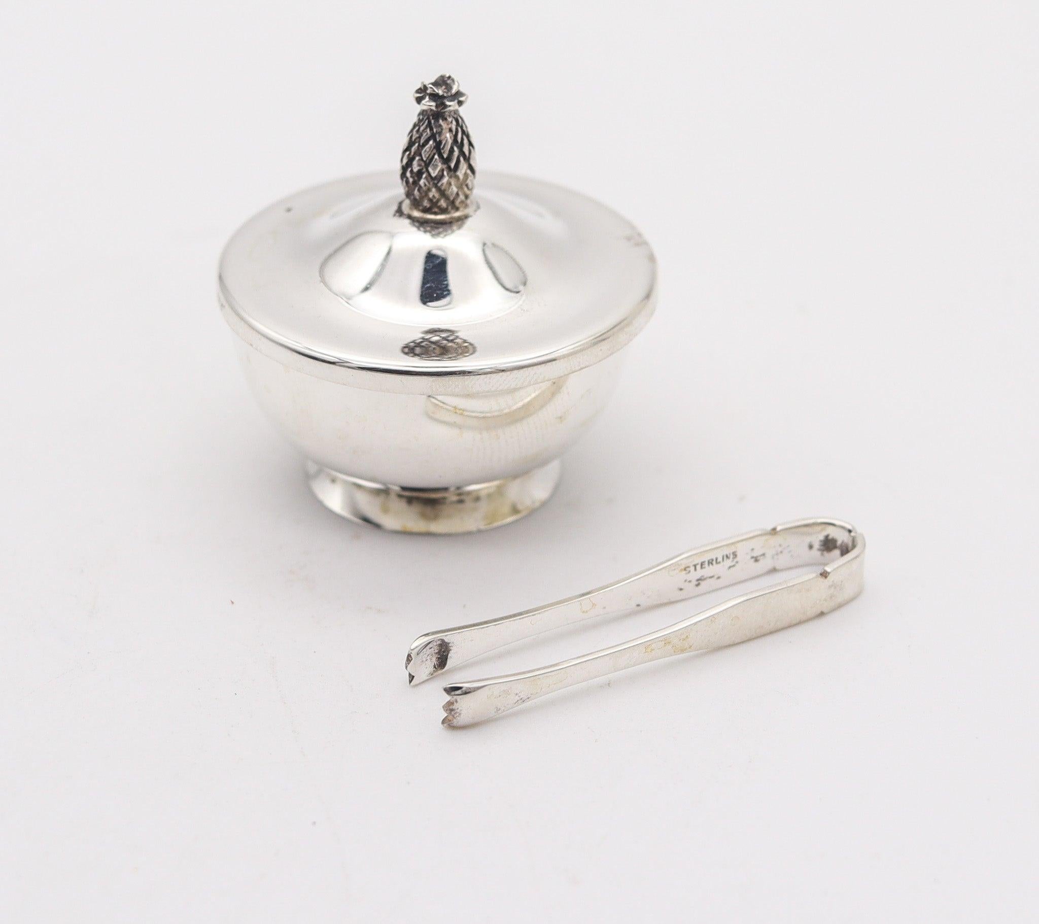 Un pequeño salero con tapa diseñado por Cartier.

Se trata de un pequeño salero con tapa muy mono, creado por la casa de joyería Cartier durante la posguerra, allá por 1950. Las piezas se han elaborado íntegramente en plata de ley maciza .925/.999