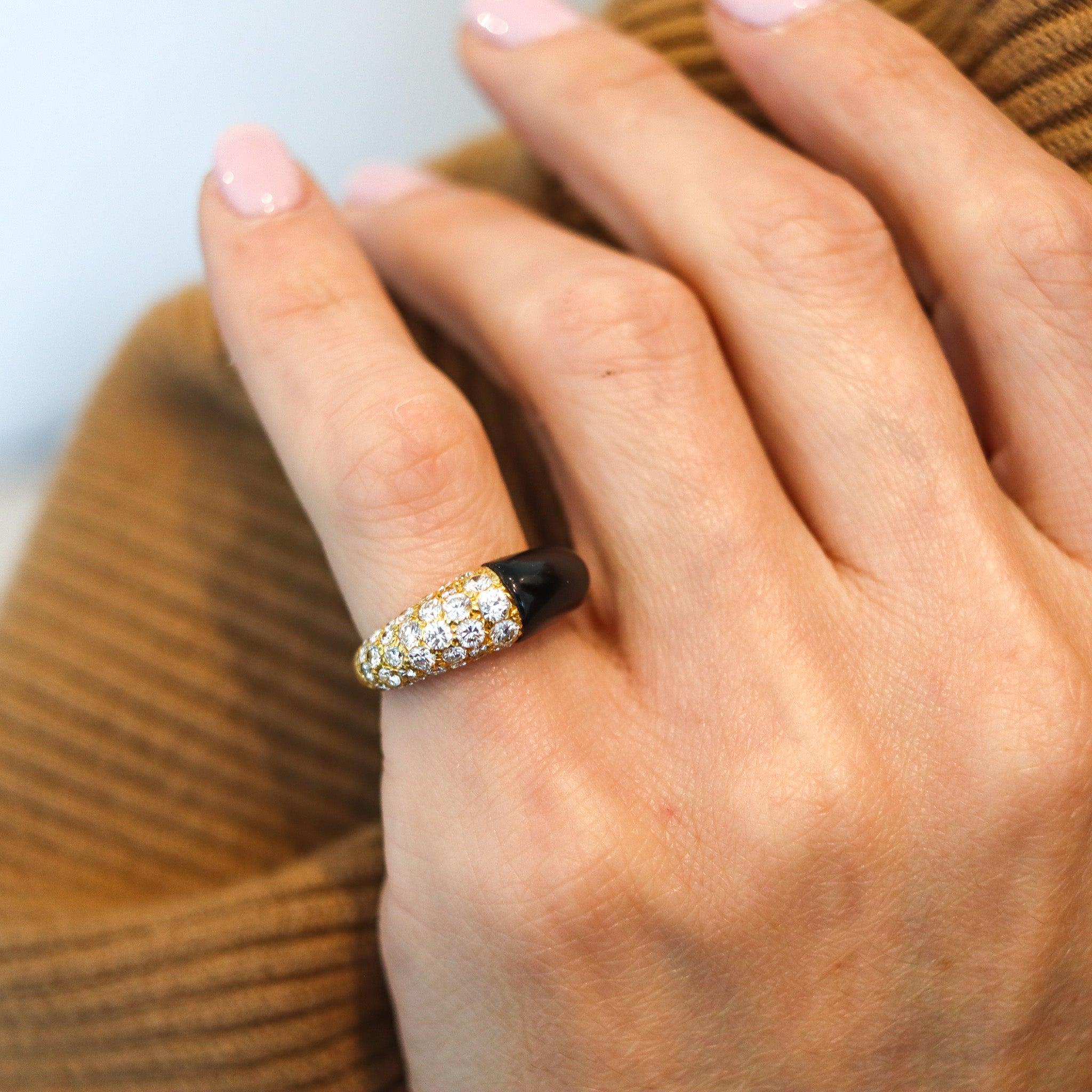 Ein von Cartier entworfener Ring.

Dies ist ein wunderschöner Ring, der in Paris, Frankreich, vom Juwelierhaus Cartier in den 1970er Jahren geschaffen wurde. Der Ring ist eine Rarität und wurde im Juwelieratelier von Andre Vassort sorgfältig aus