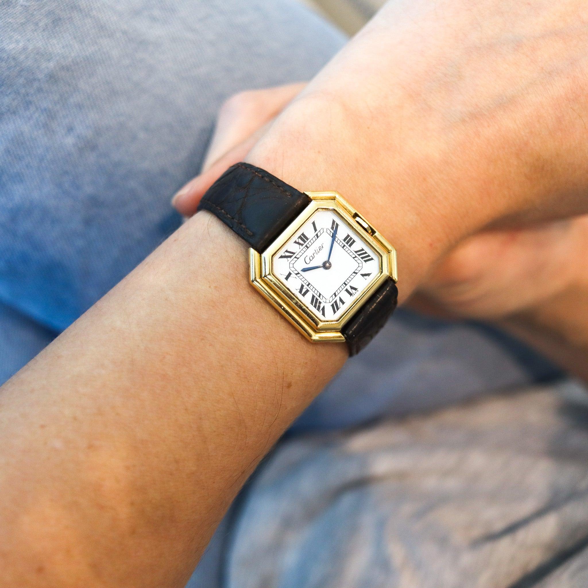 Un orologio da polso automatique Ceinture di grandi dimensioni disegnato da Cartier.

Questo è il raro modello di grandi dimensioni dell'orologio da polso Ceinture automatique, creato a Parigi in Francia dalla casa di gioielli Cartier nel 1970. È